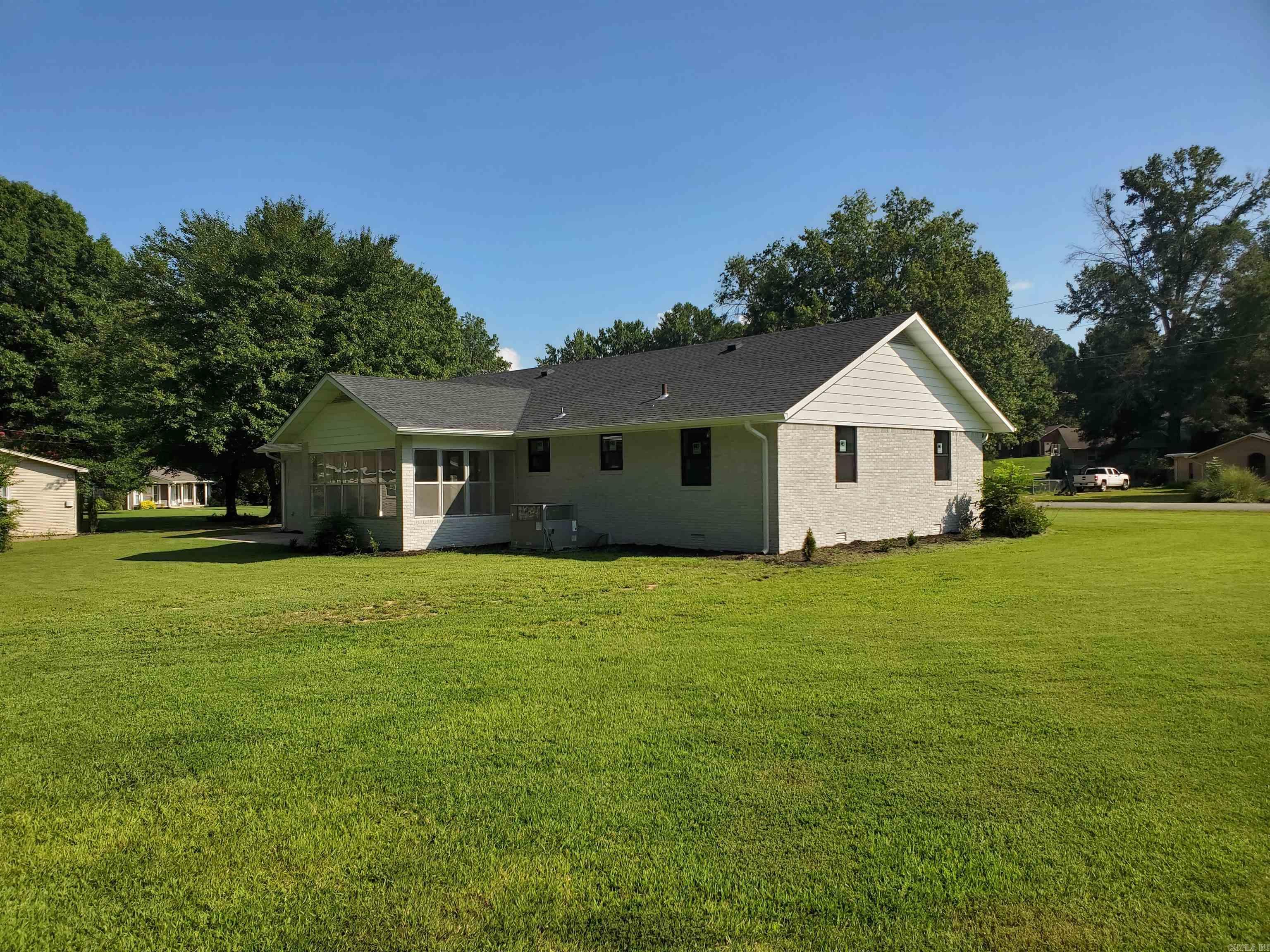 1017 Homecrest Drive Piggott, AR 72454