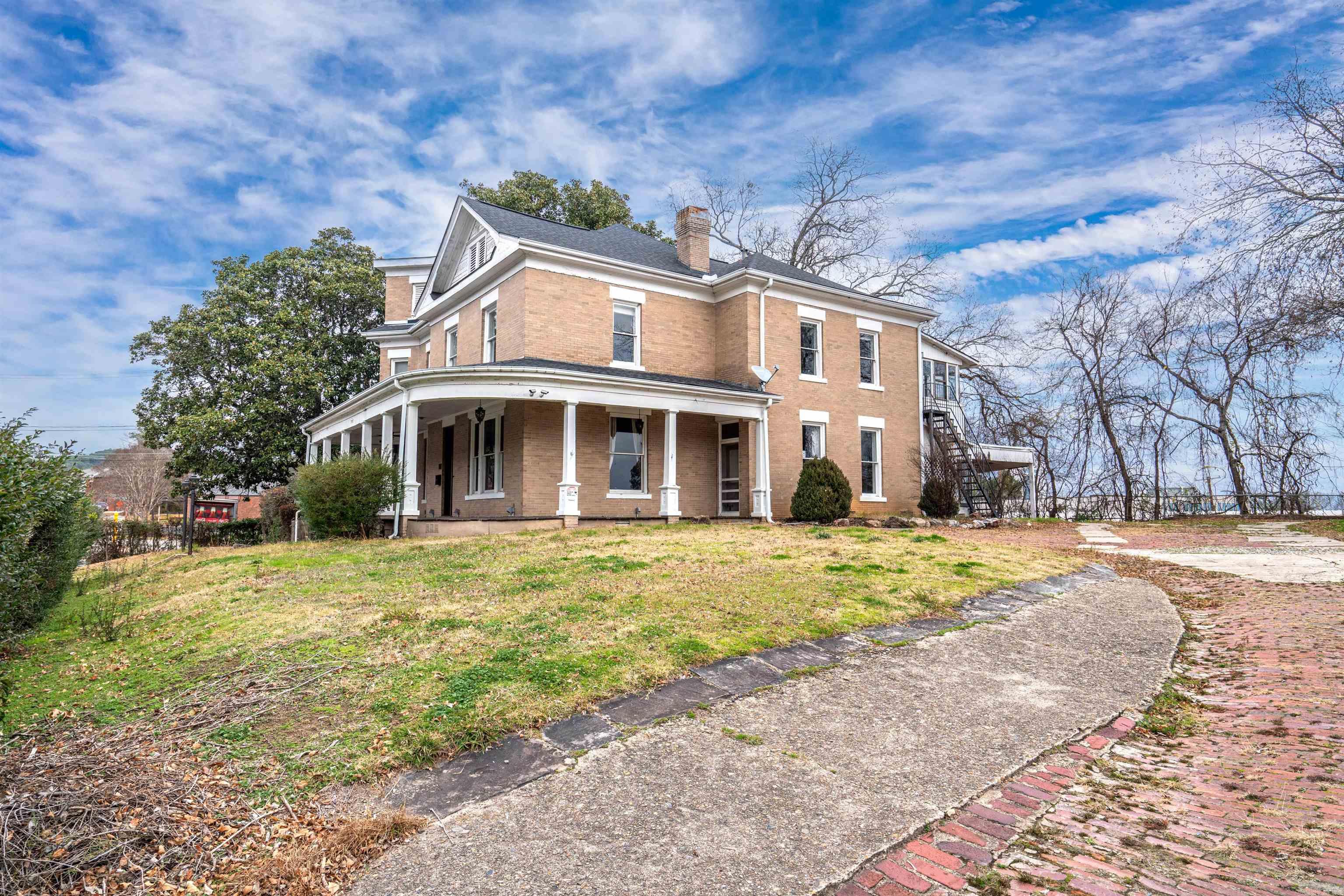 303  Quapaw  Hot Springs, AR
