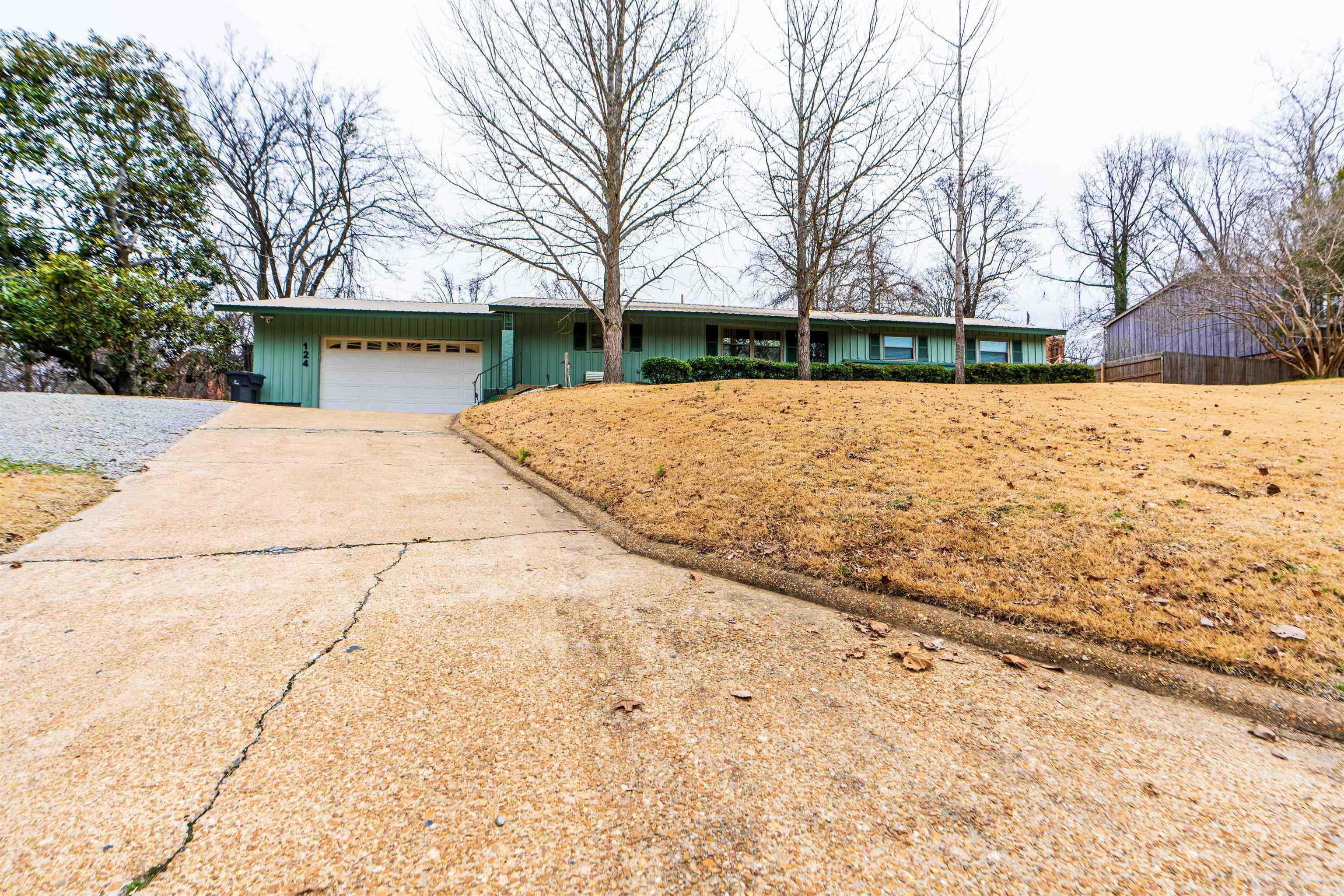 124  Valley Dr  Helena, AR