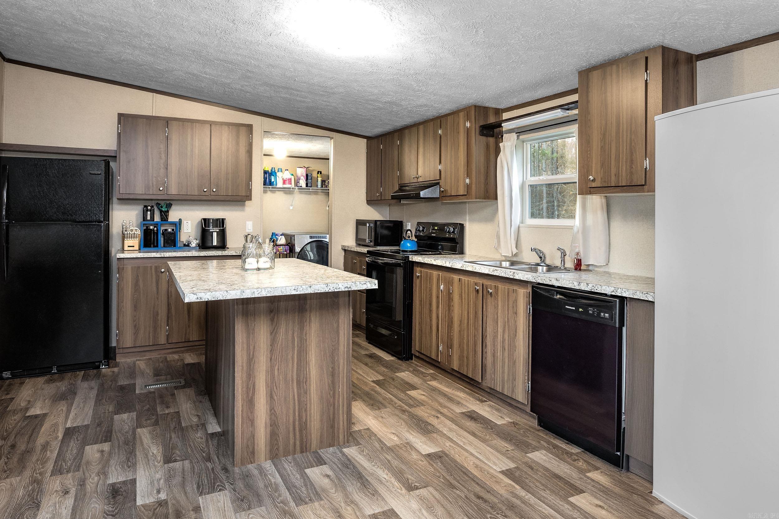 1313  Madeline  Benton, AR