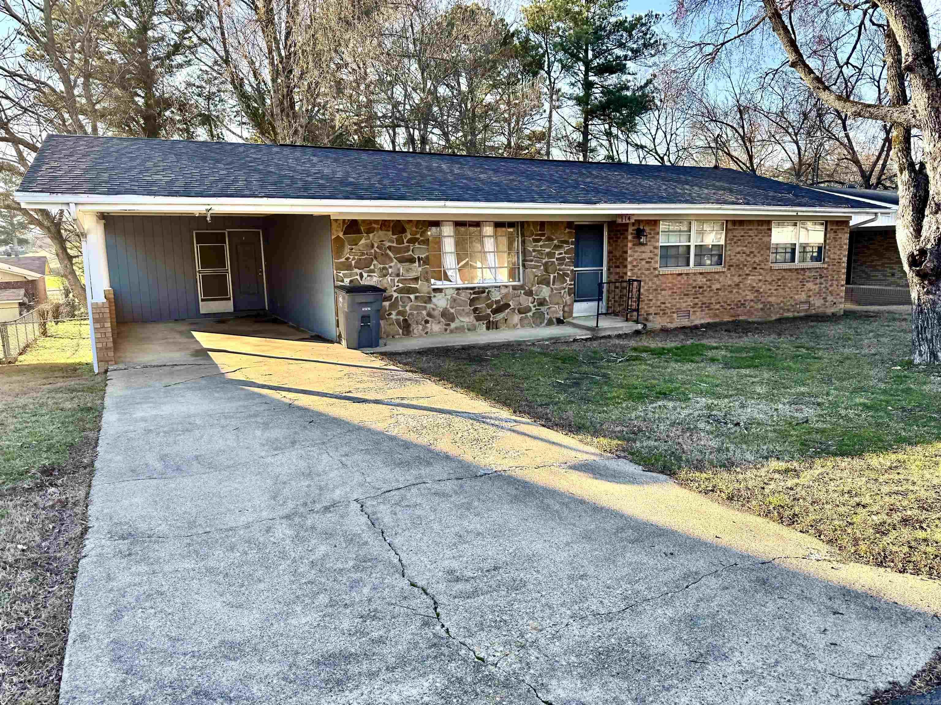 114 Roberts St Street