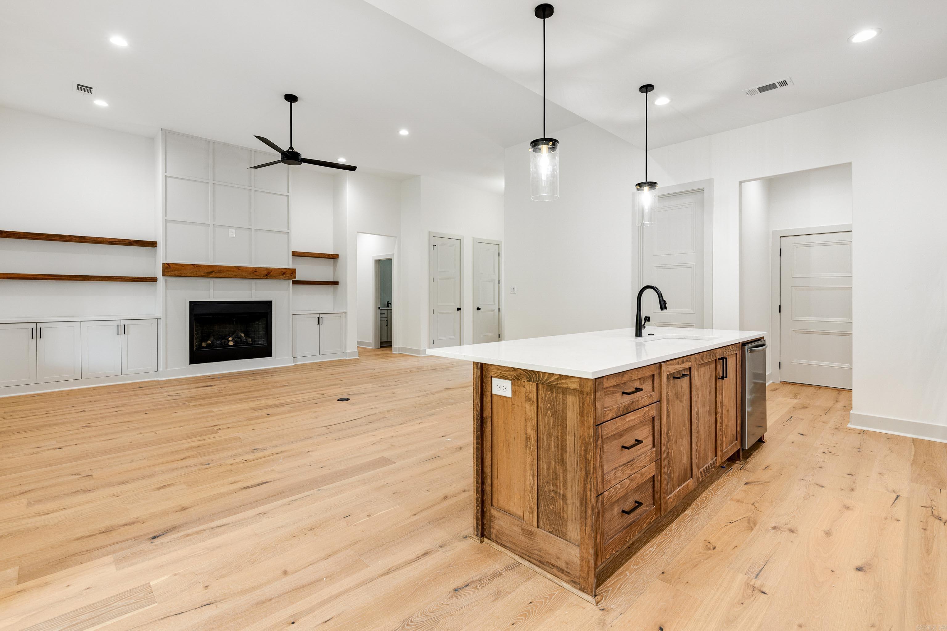 8004 N shoreline  Benton, AR
