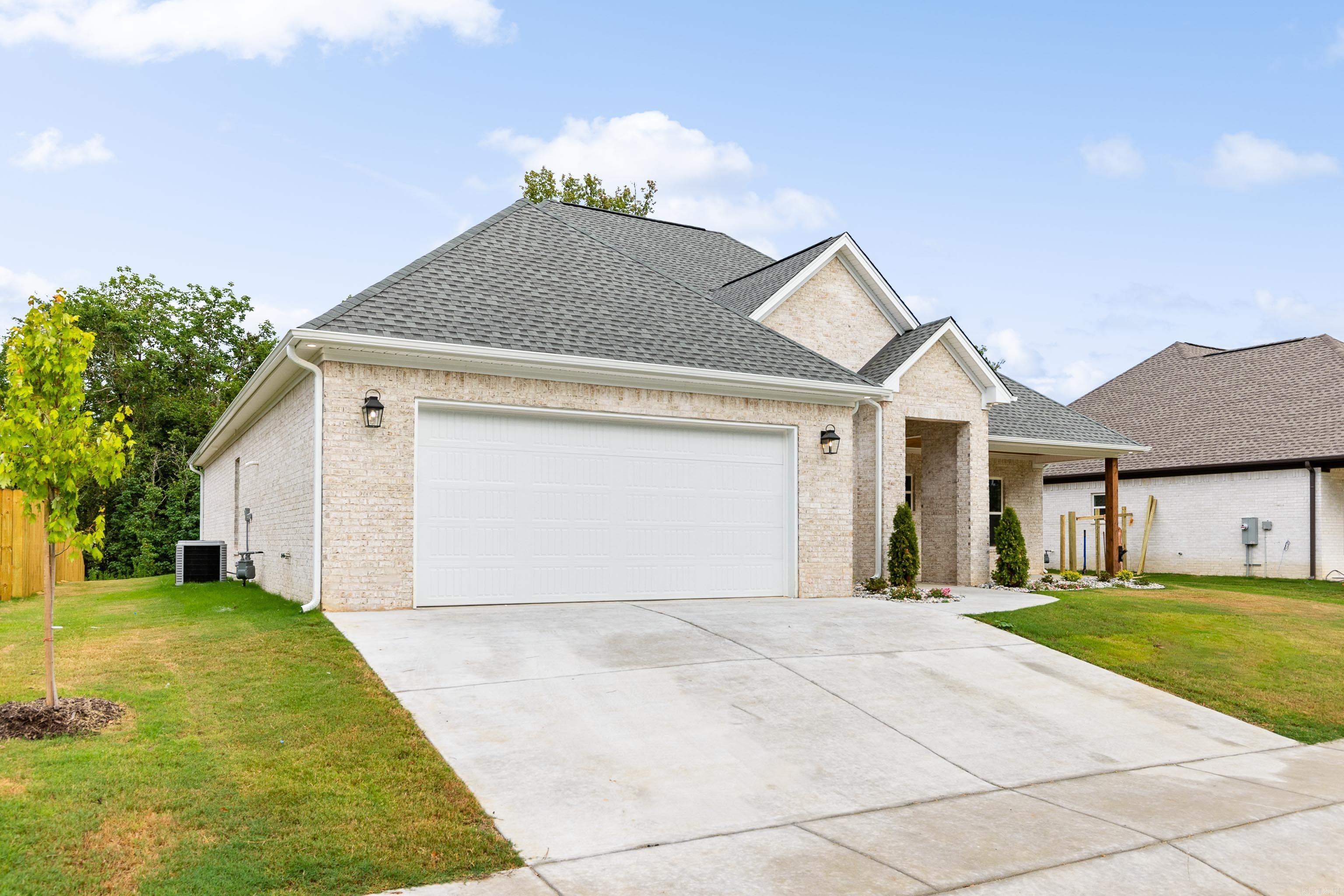 8004 N shoreline  Benton, AR