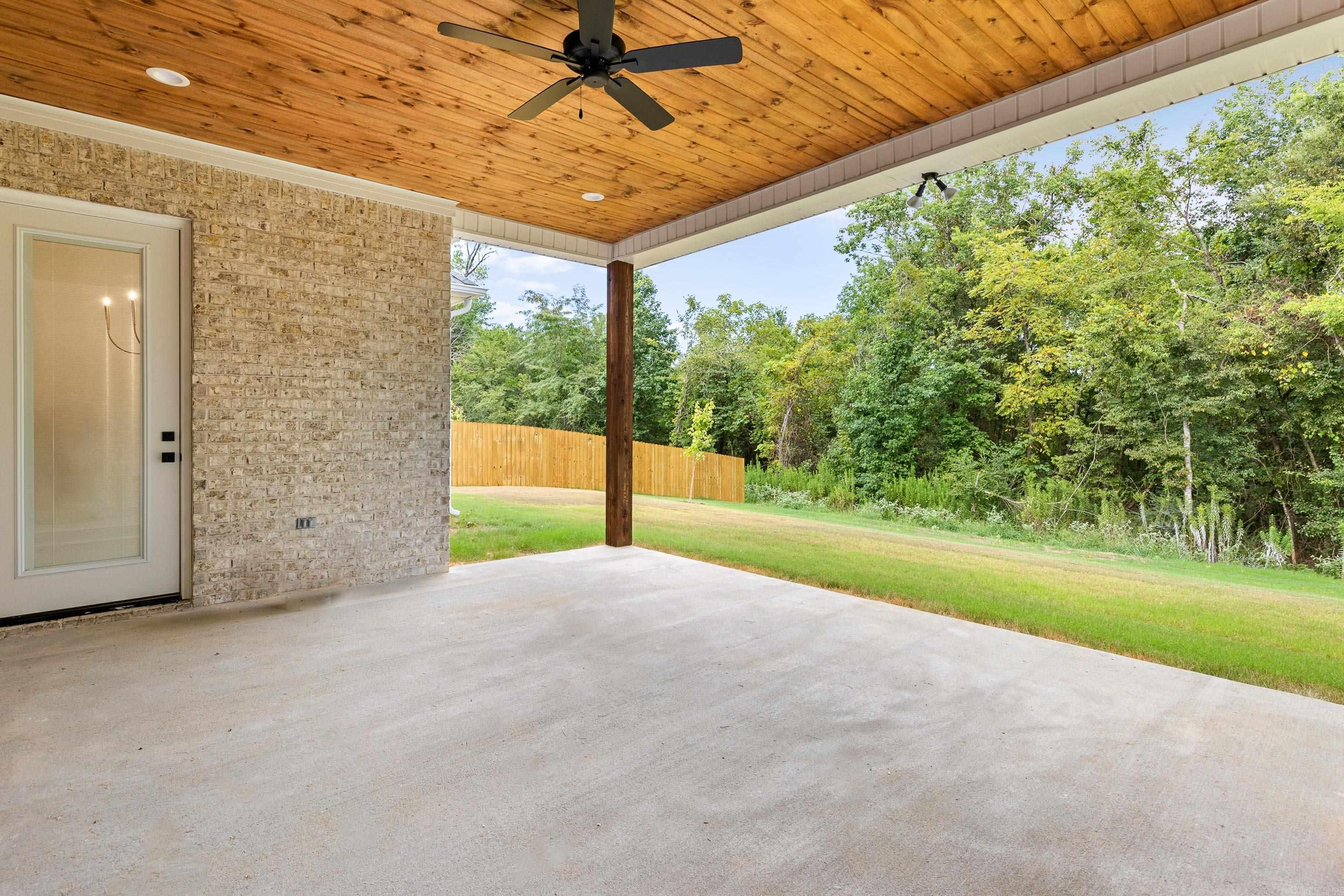 8004 N shoreline  Benton, AR