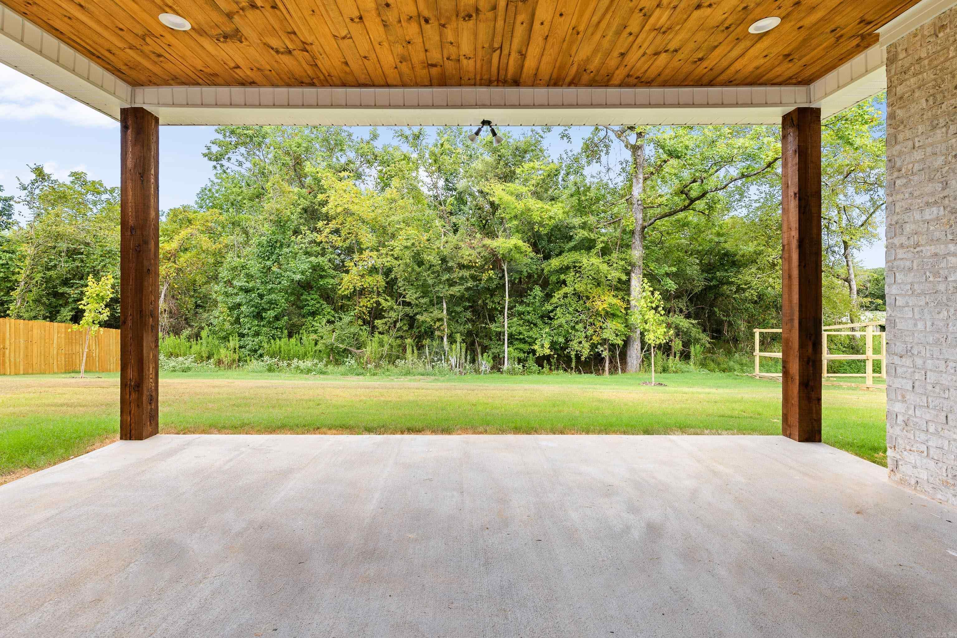 8004 N shoreline  Benton, AR