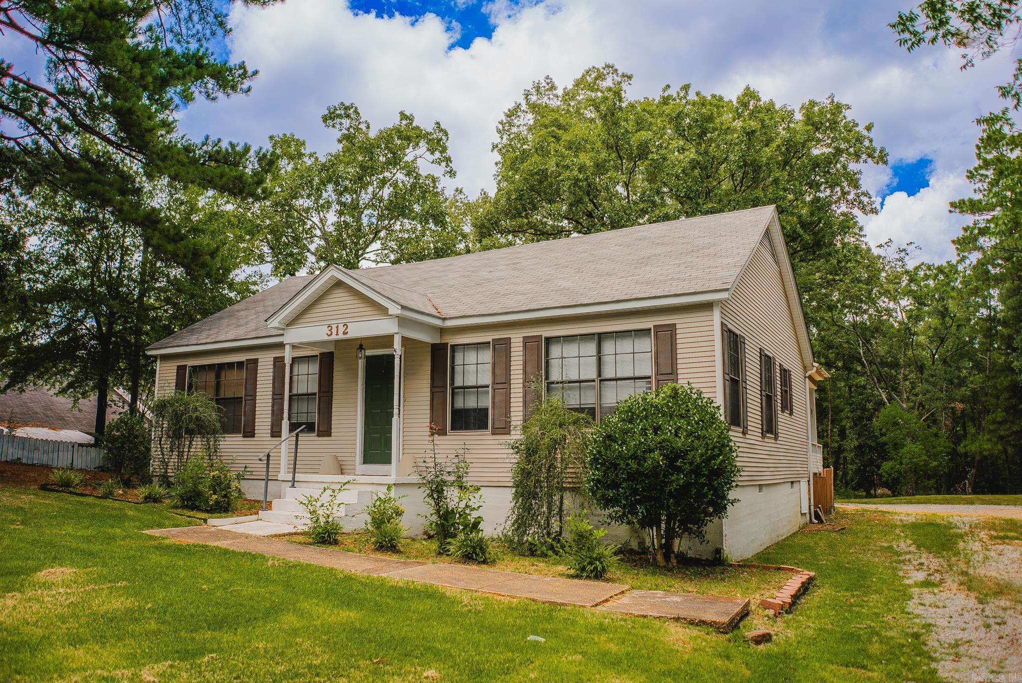 312 W College  Monticello, AR
