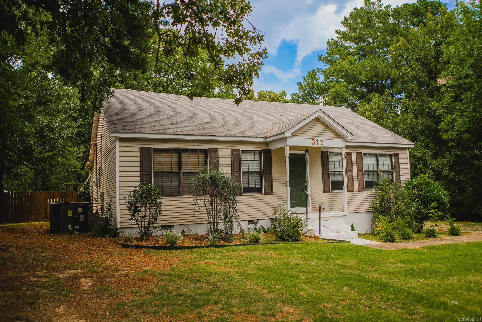 312 W College  Monticello, AR