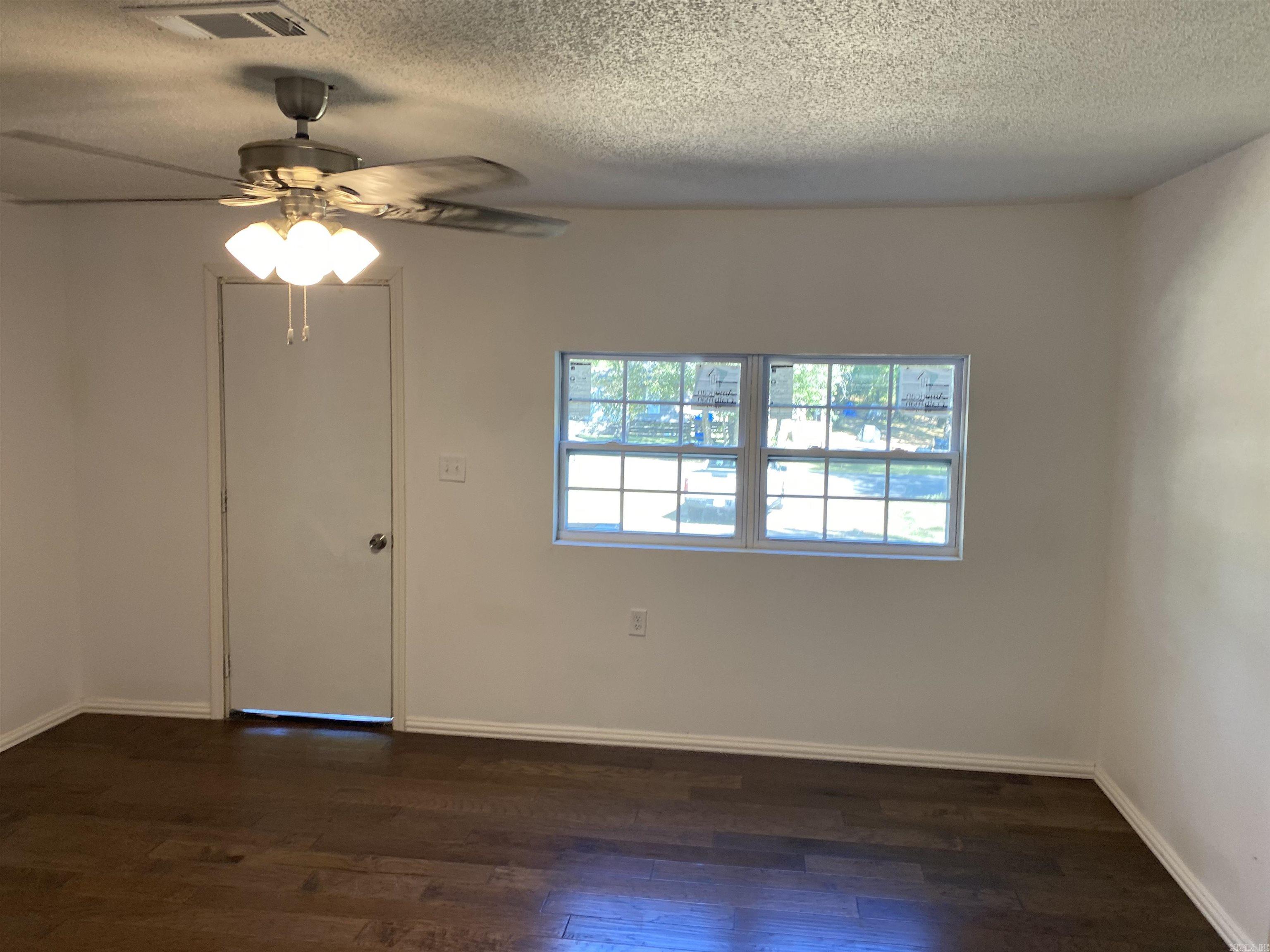 1423 1/2  S East  Benton, AR