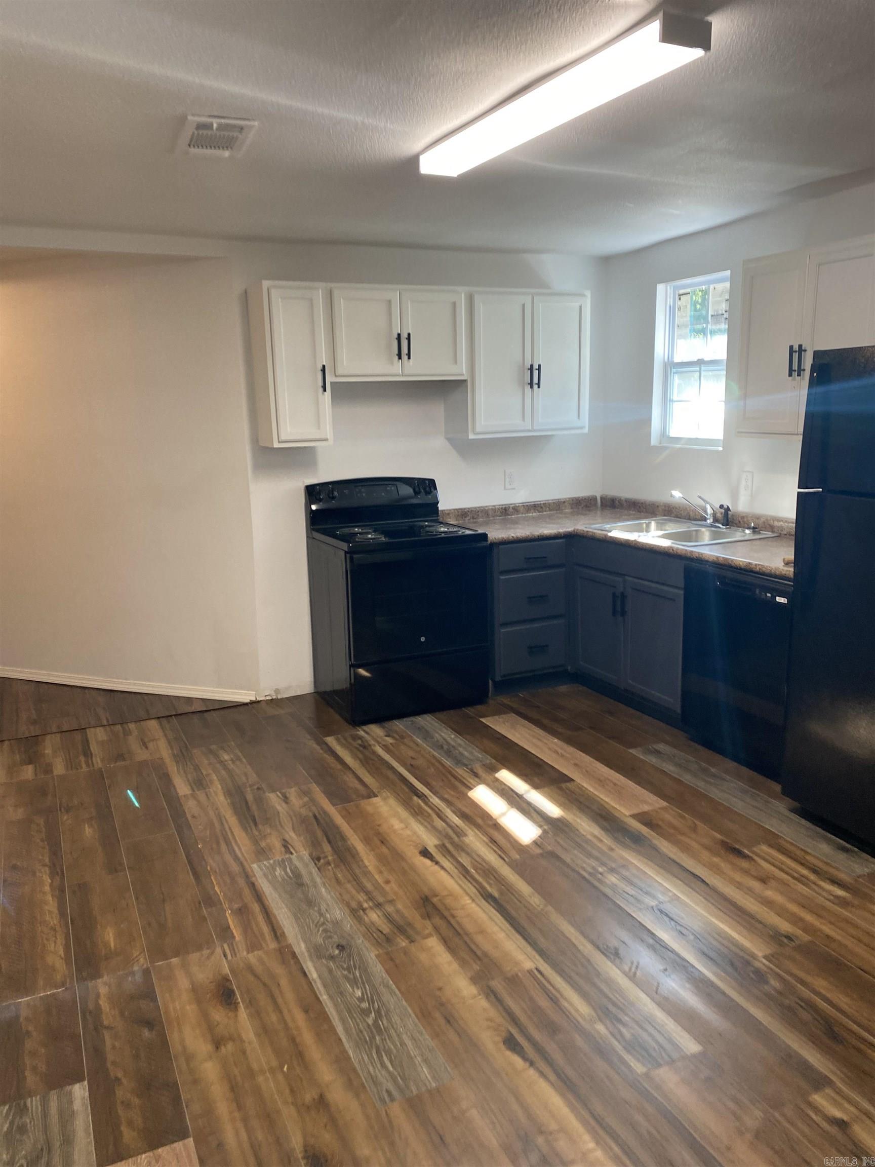 1423 1/2  S East  Benton, AR