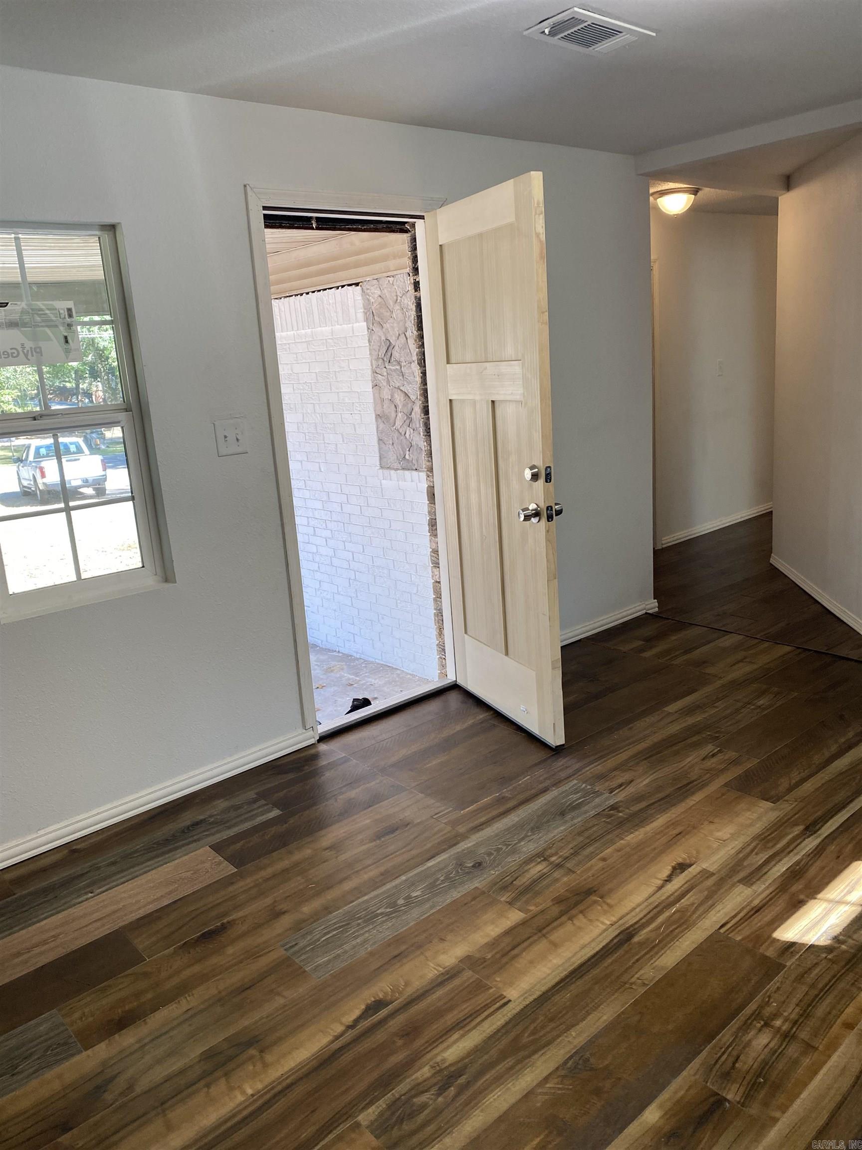 1423 1/2  S East  Benton, AR