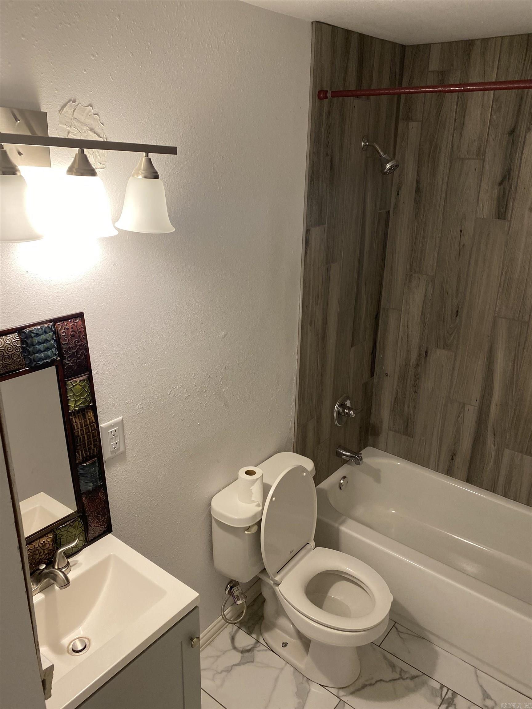1423 1/2  S East  Benton, AR