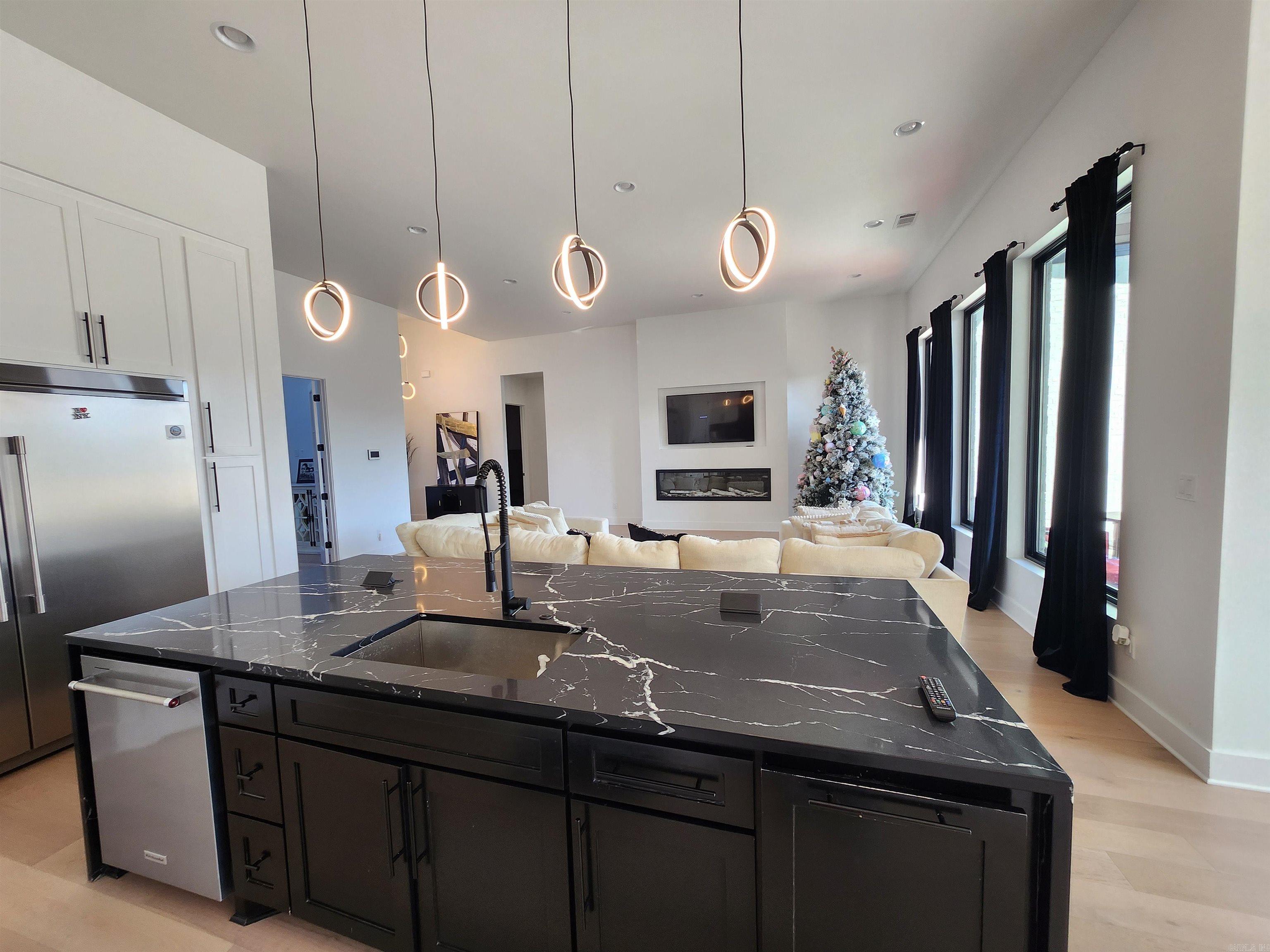 6856  Hilo  Benton, AR