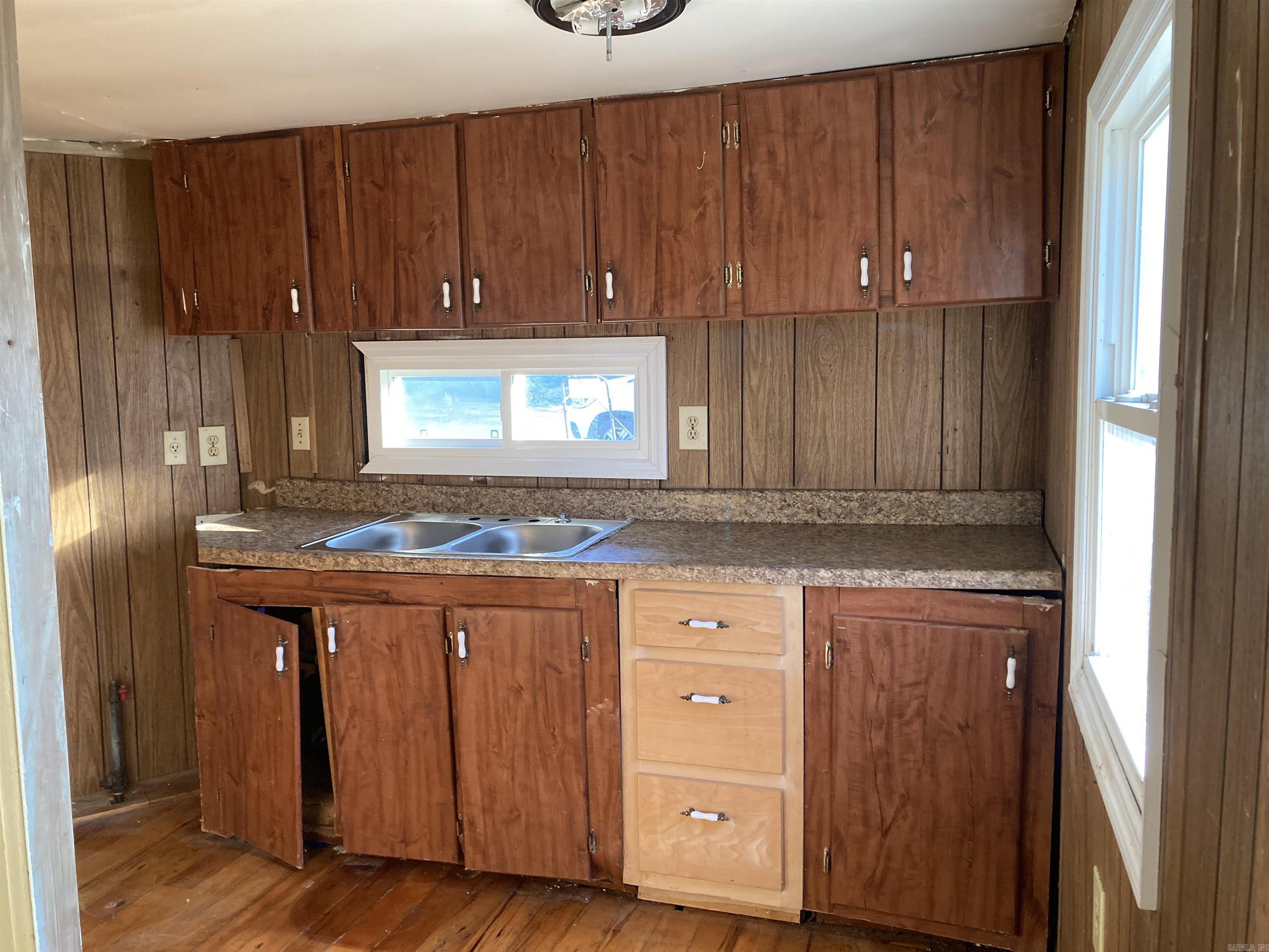 558  Main & Poplar St  Clinton, AR