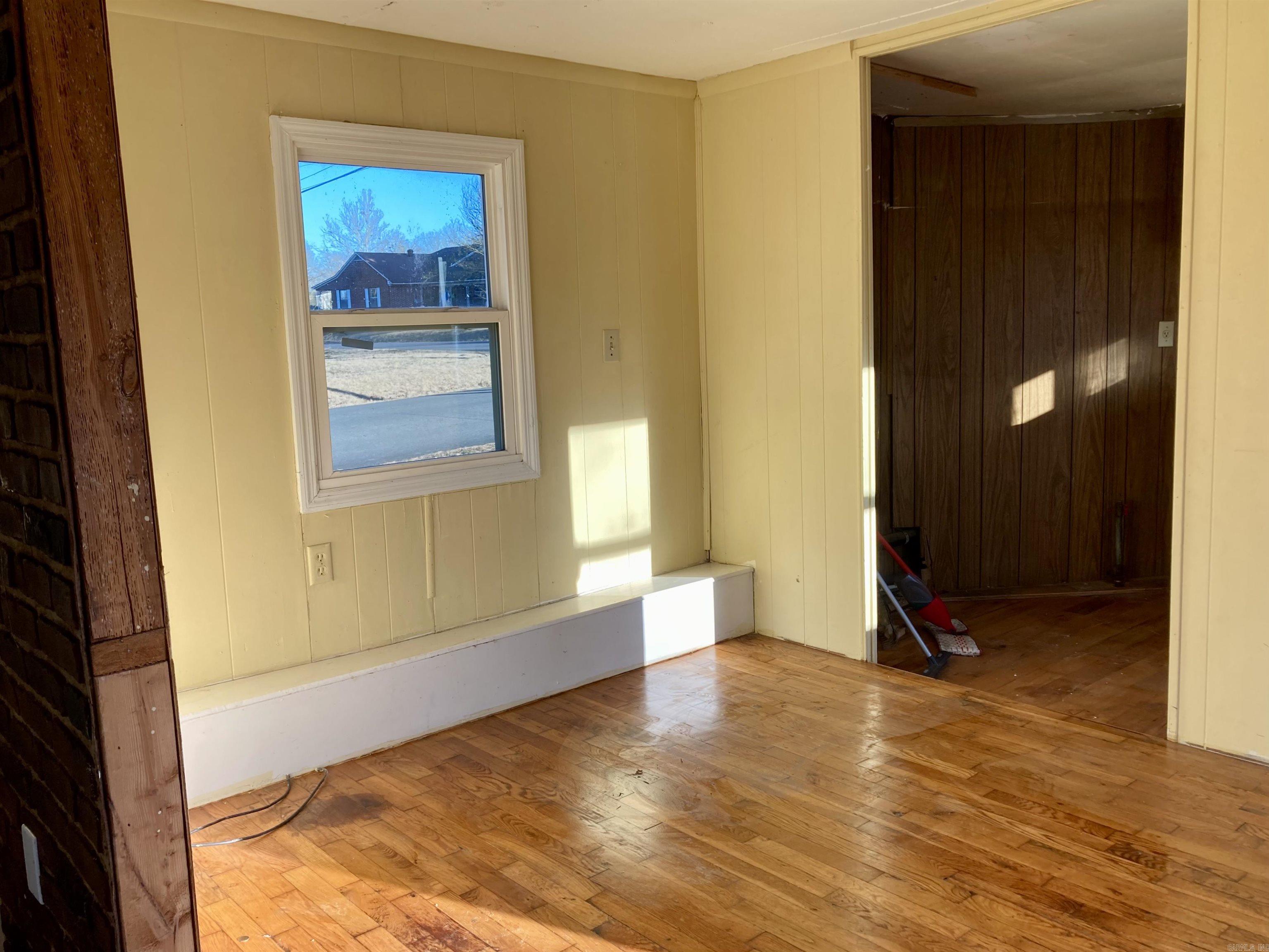 558  Main & Poplar St  Clinton, AR