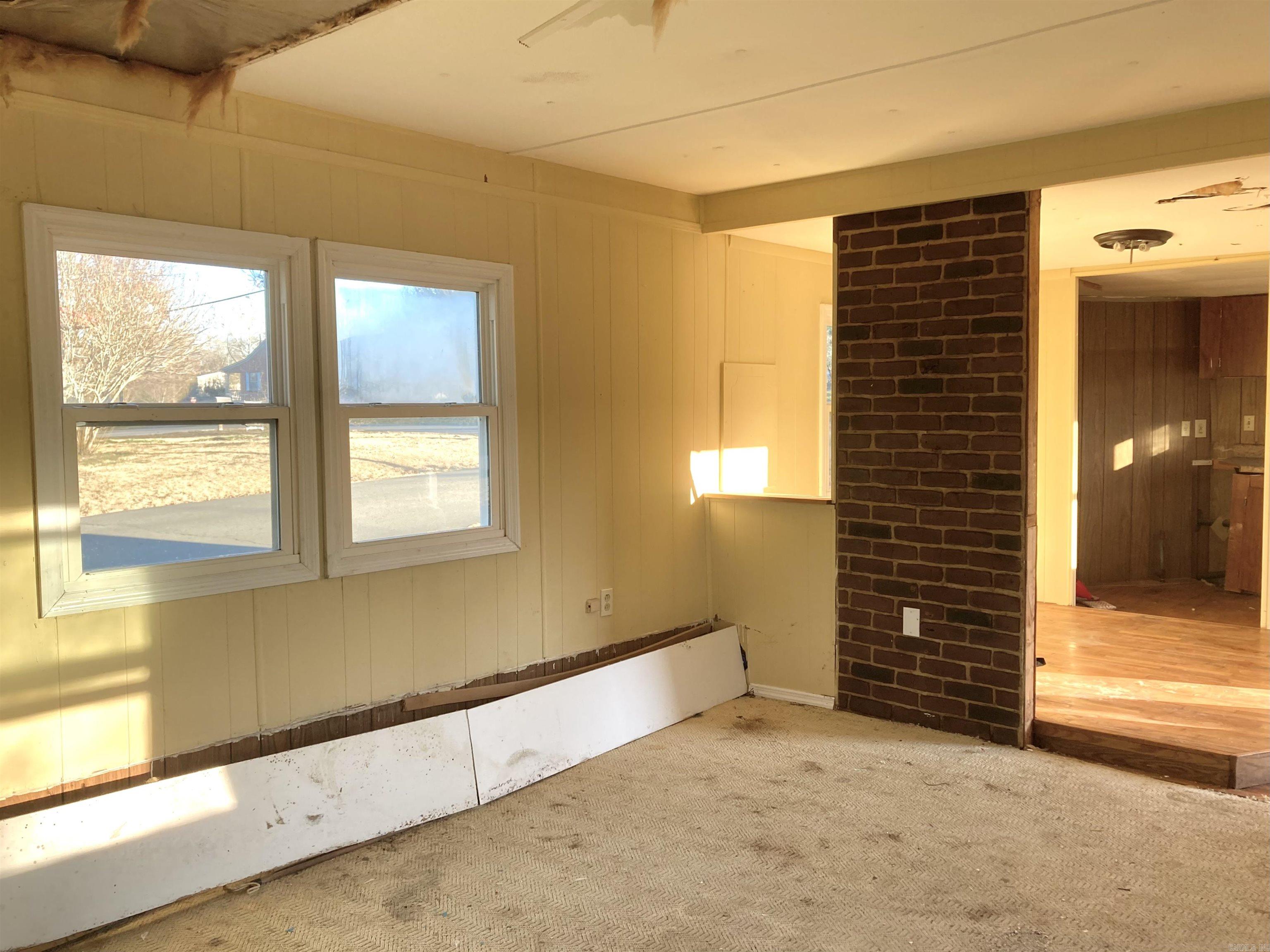 558  Main & Poplar St  Clinton, AR