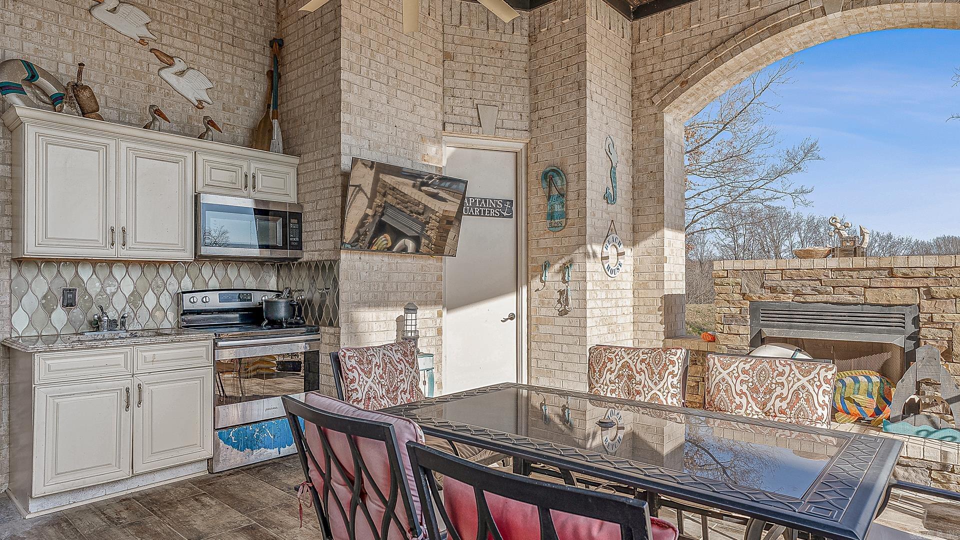 2064 Sloan Lake Dr Jonesboro, AR 72404-6894