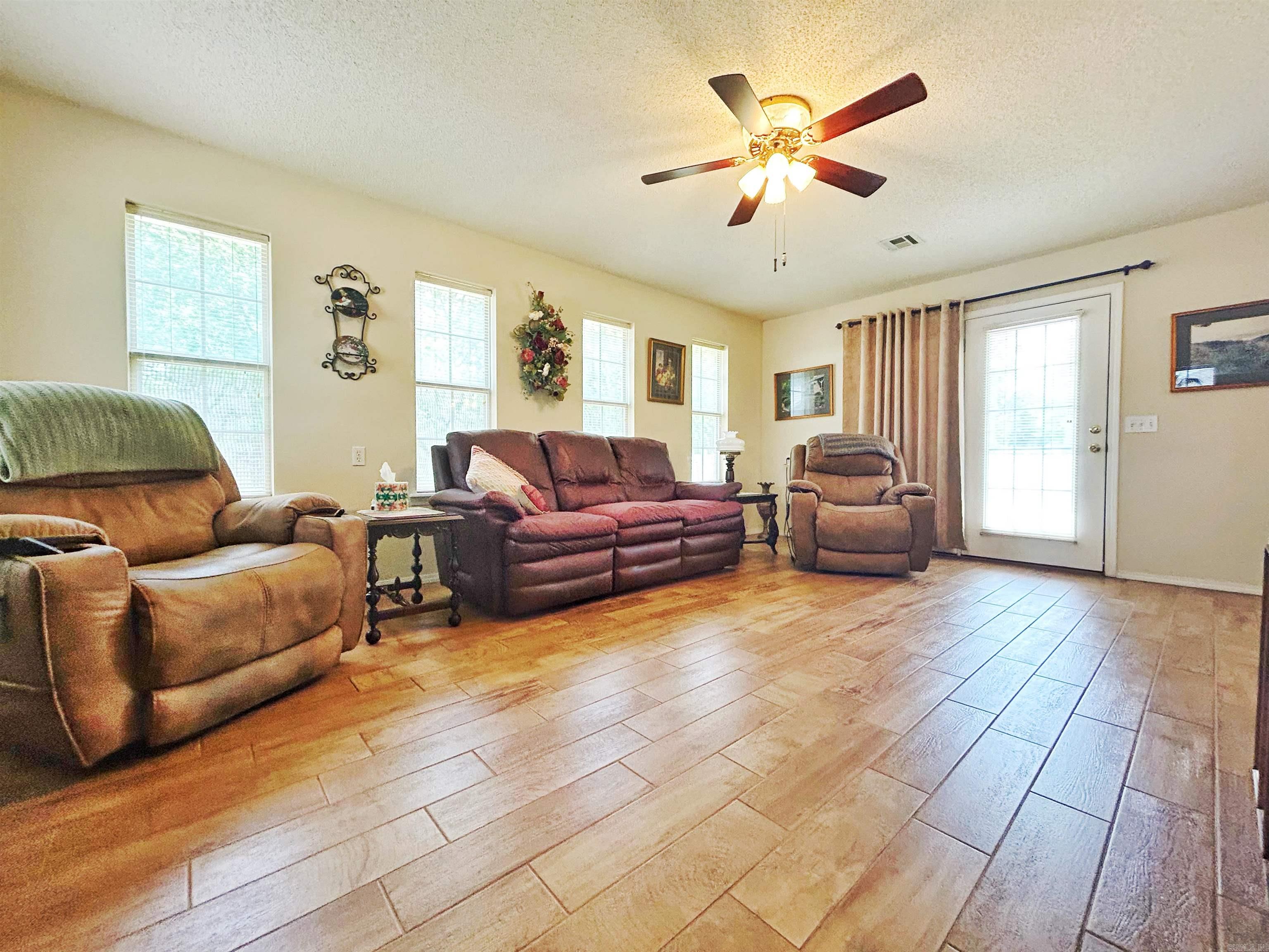 212  Cherokee Ln  Clarksville, AR