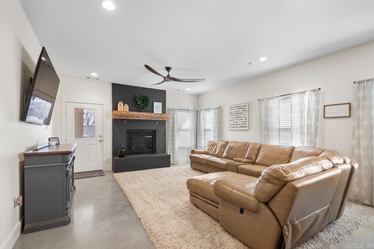 402 S Market  Benton, AR