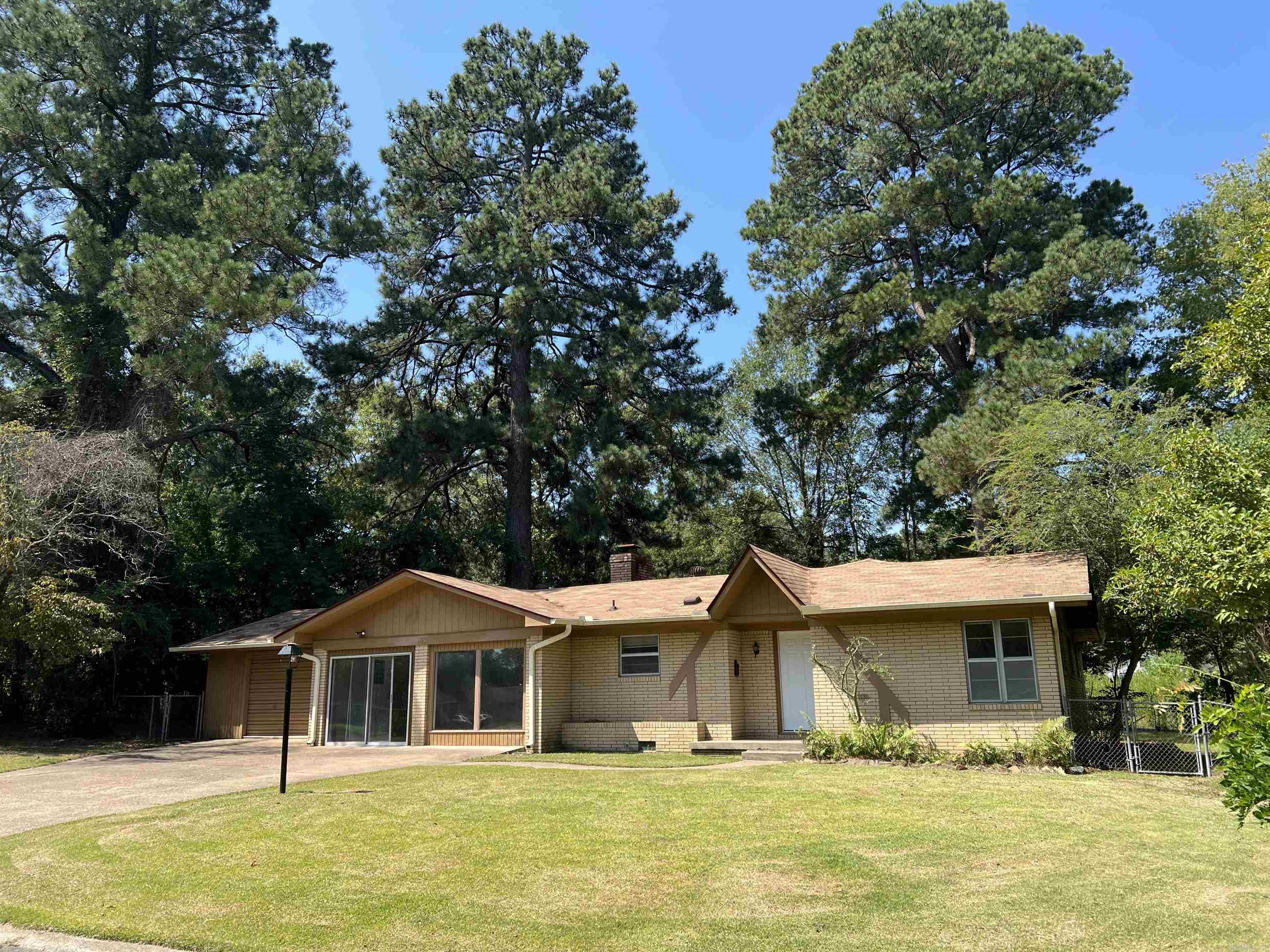1565  Pine Manor  Arkadelphia, AR