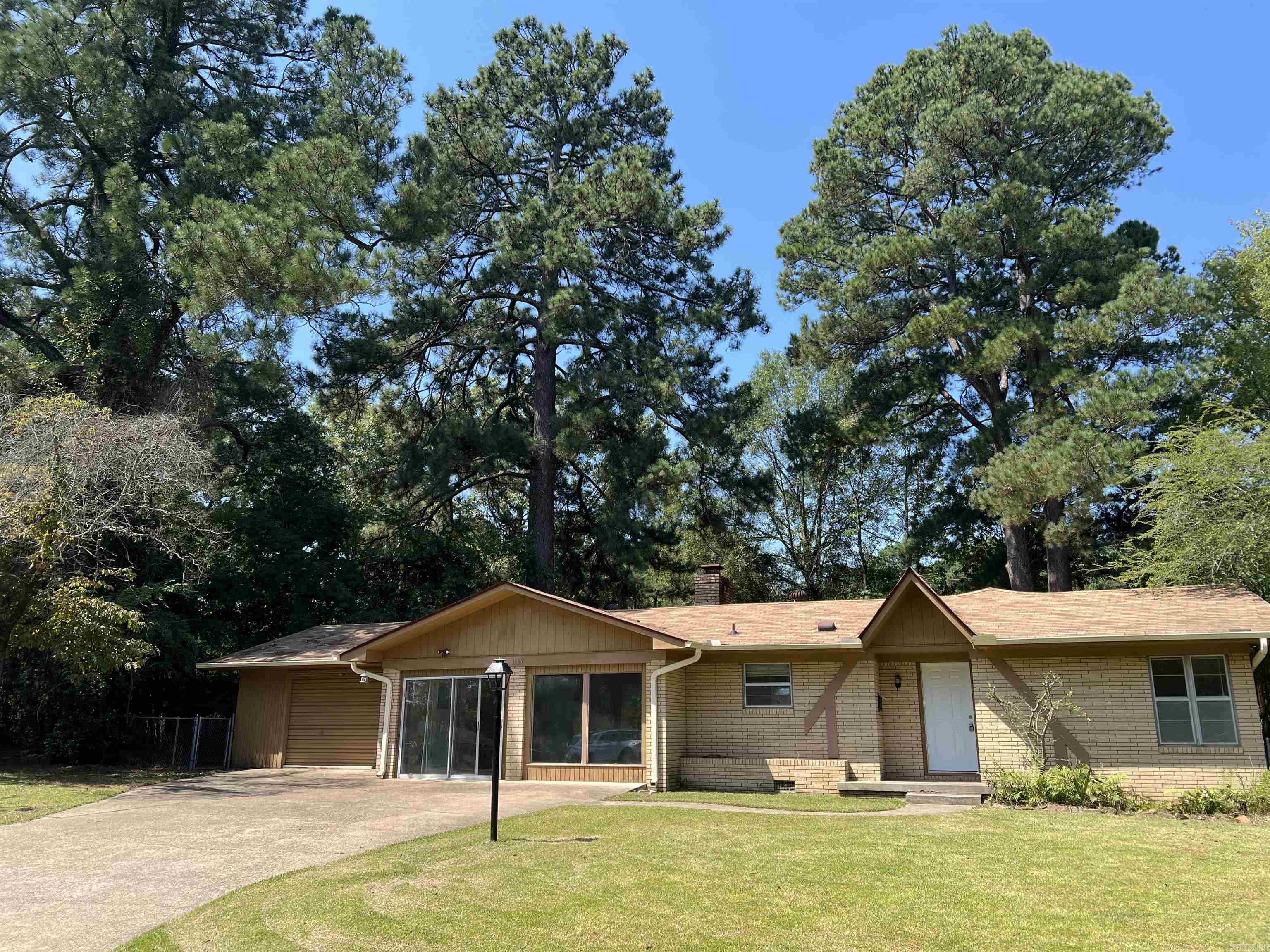 1565  Pine Manor  Arkadelphia, AR