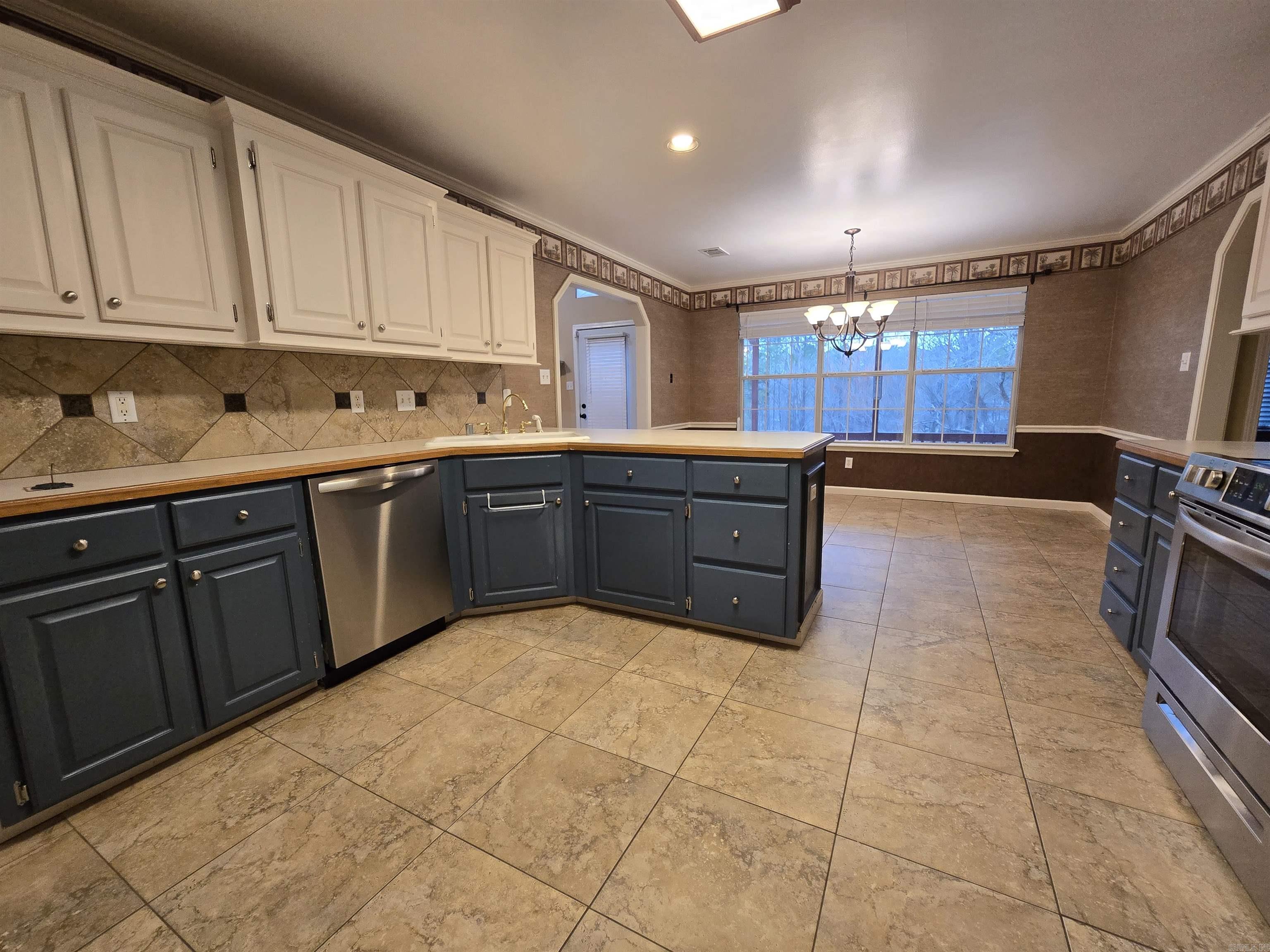 1015  River Oaks  Benton, AR