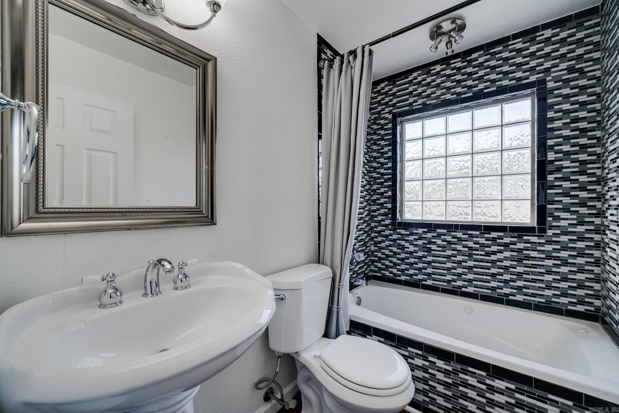 65 Stoneledge Drive Maumelle, AR 72113