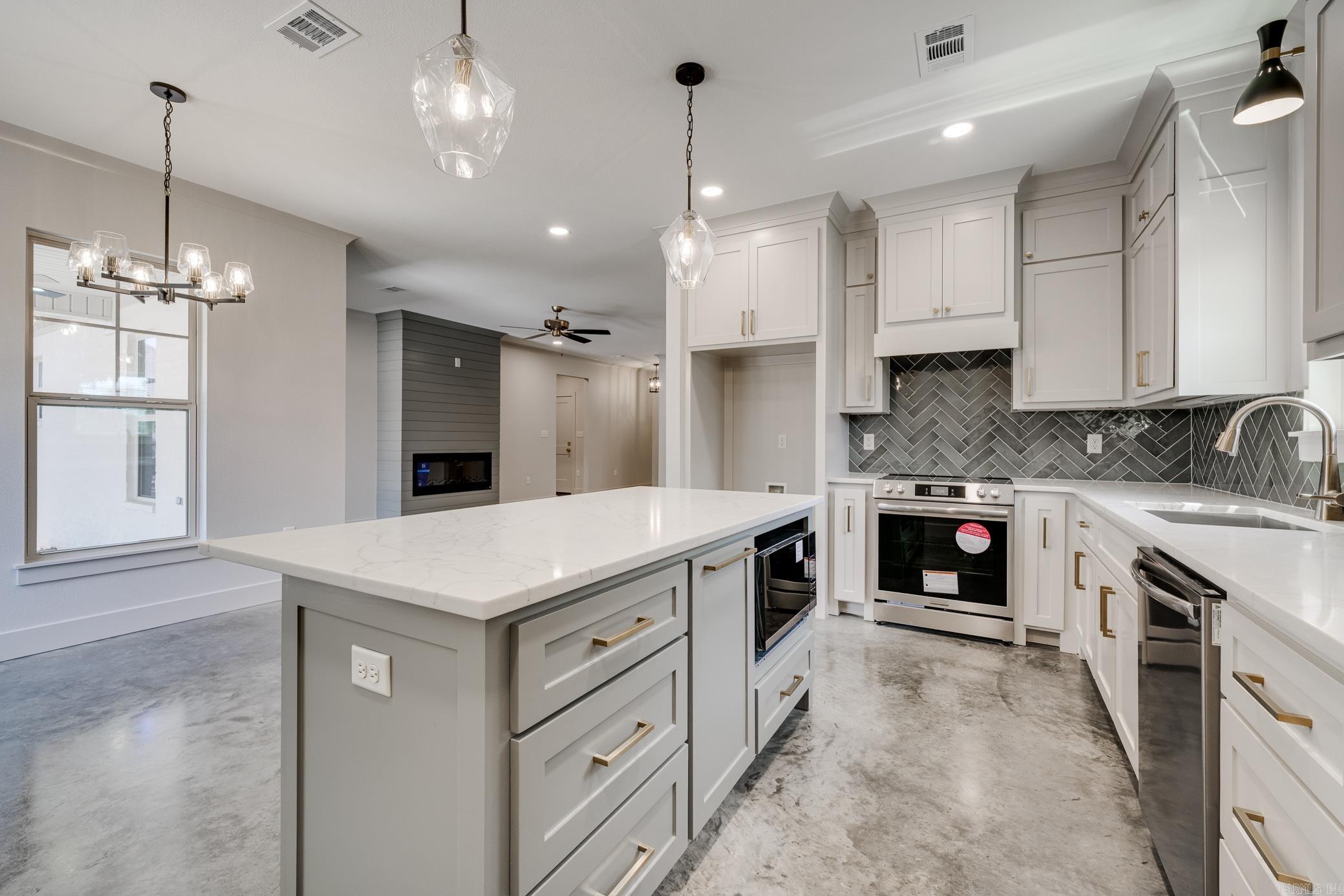 1045  Country Club  Conway, AR