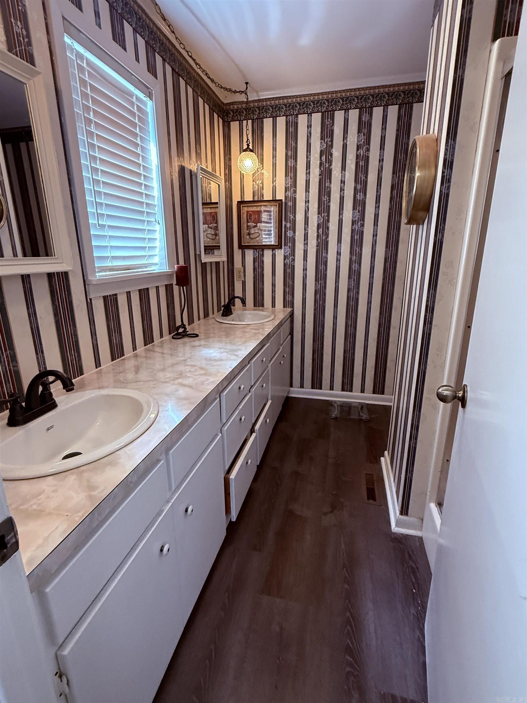 1114  Maple Drive  Mountain View, AR