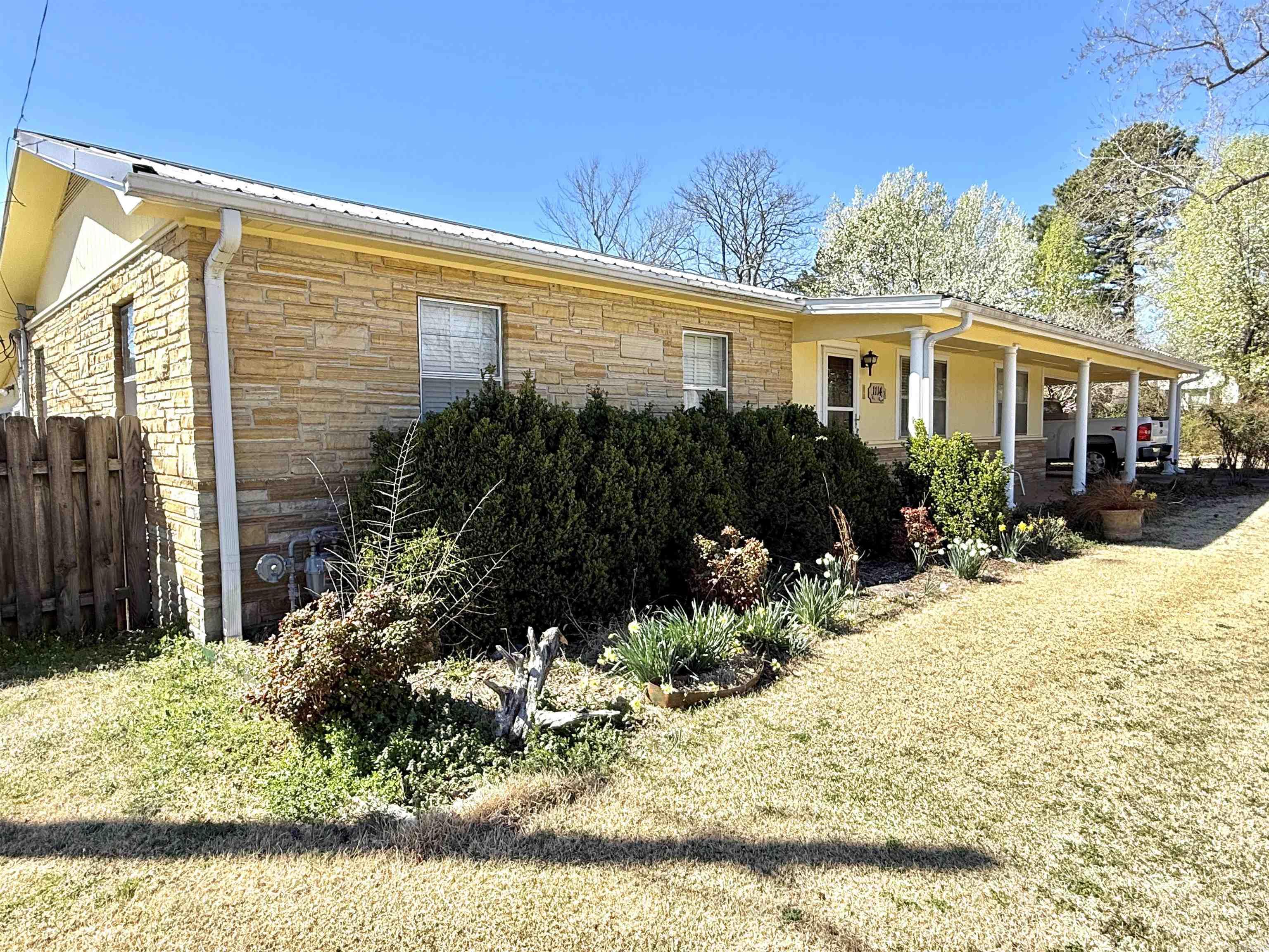 1114  Maple Drive  Mountain View, AR