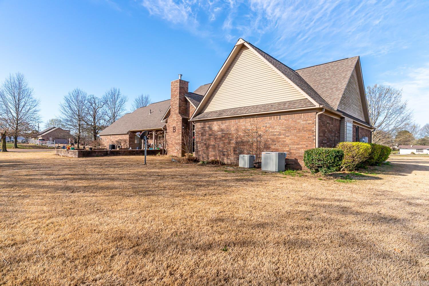 1300 N Locust  Newark, AR