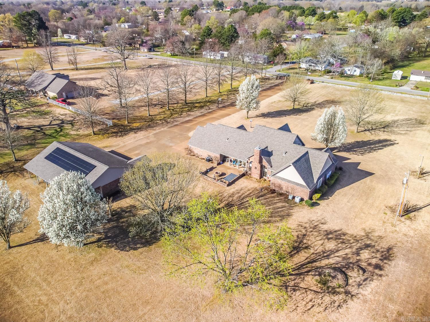 1300 N Locust  Newark, AR