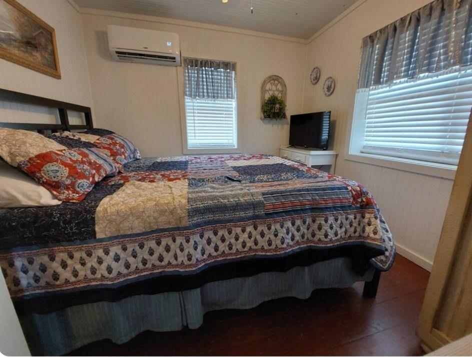 302 E Clayton  Hardy, AR