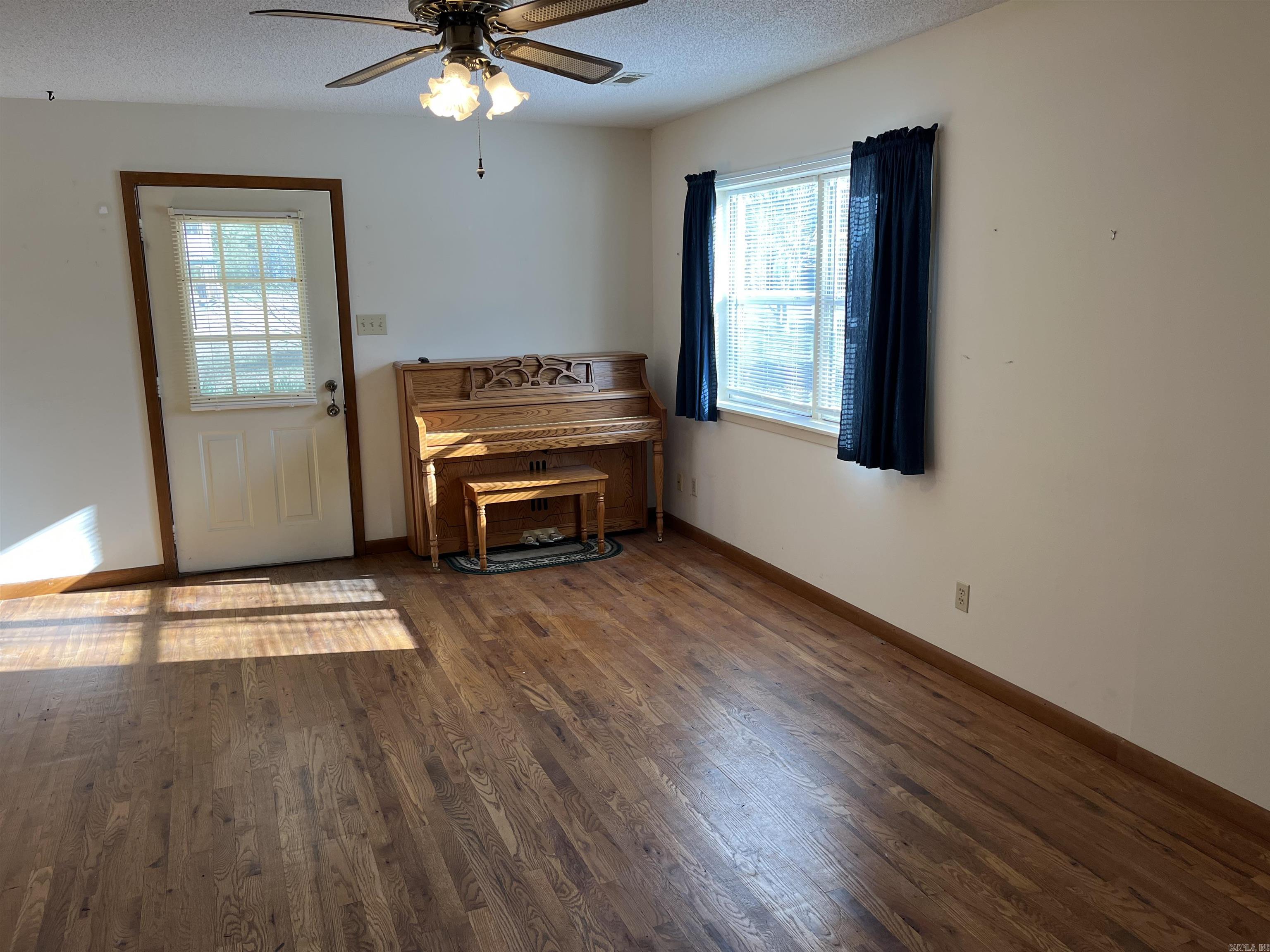 908  Park  Mountain View, AR