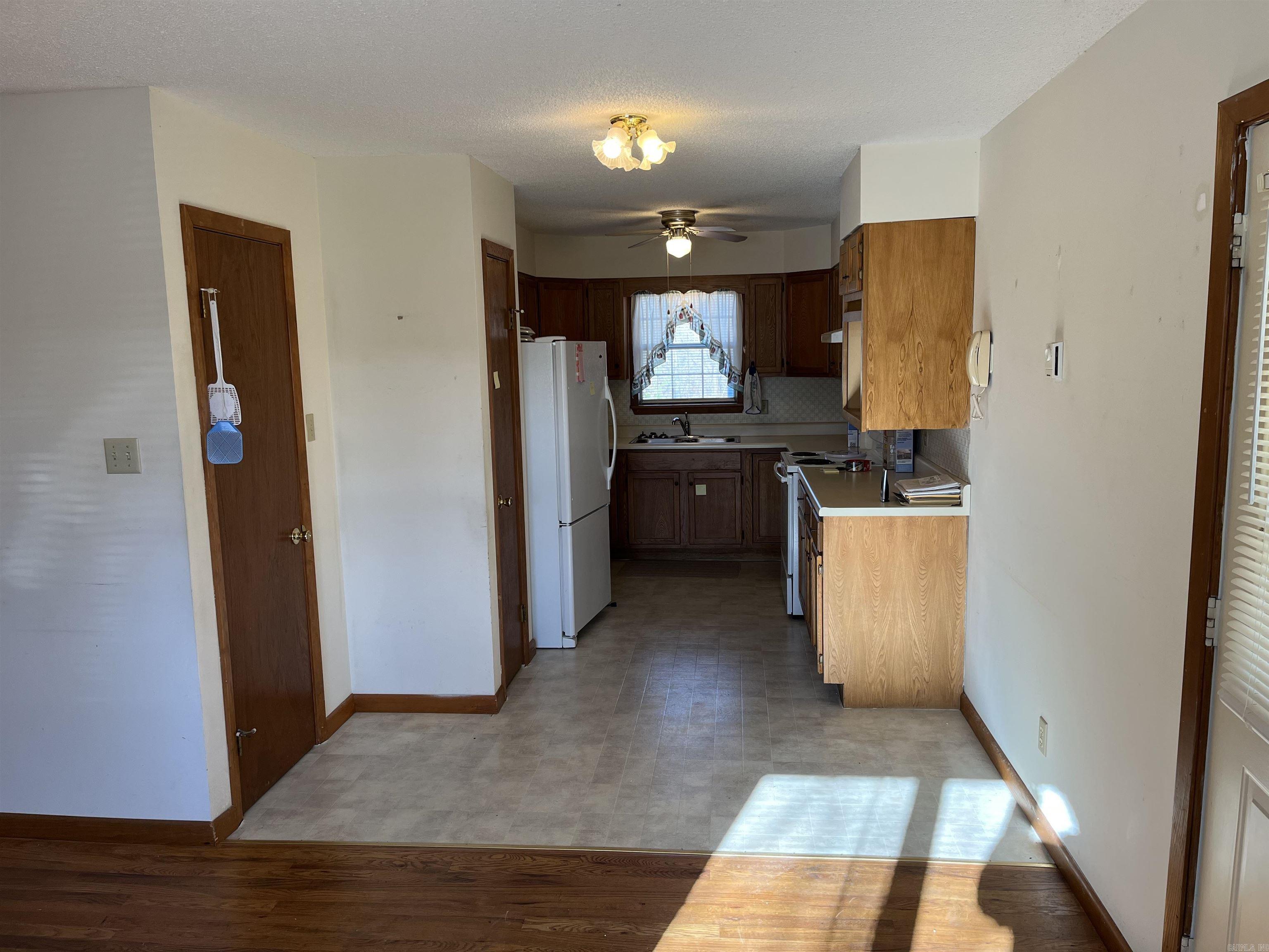 908  Park  Mountain View, AR