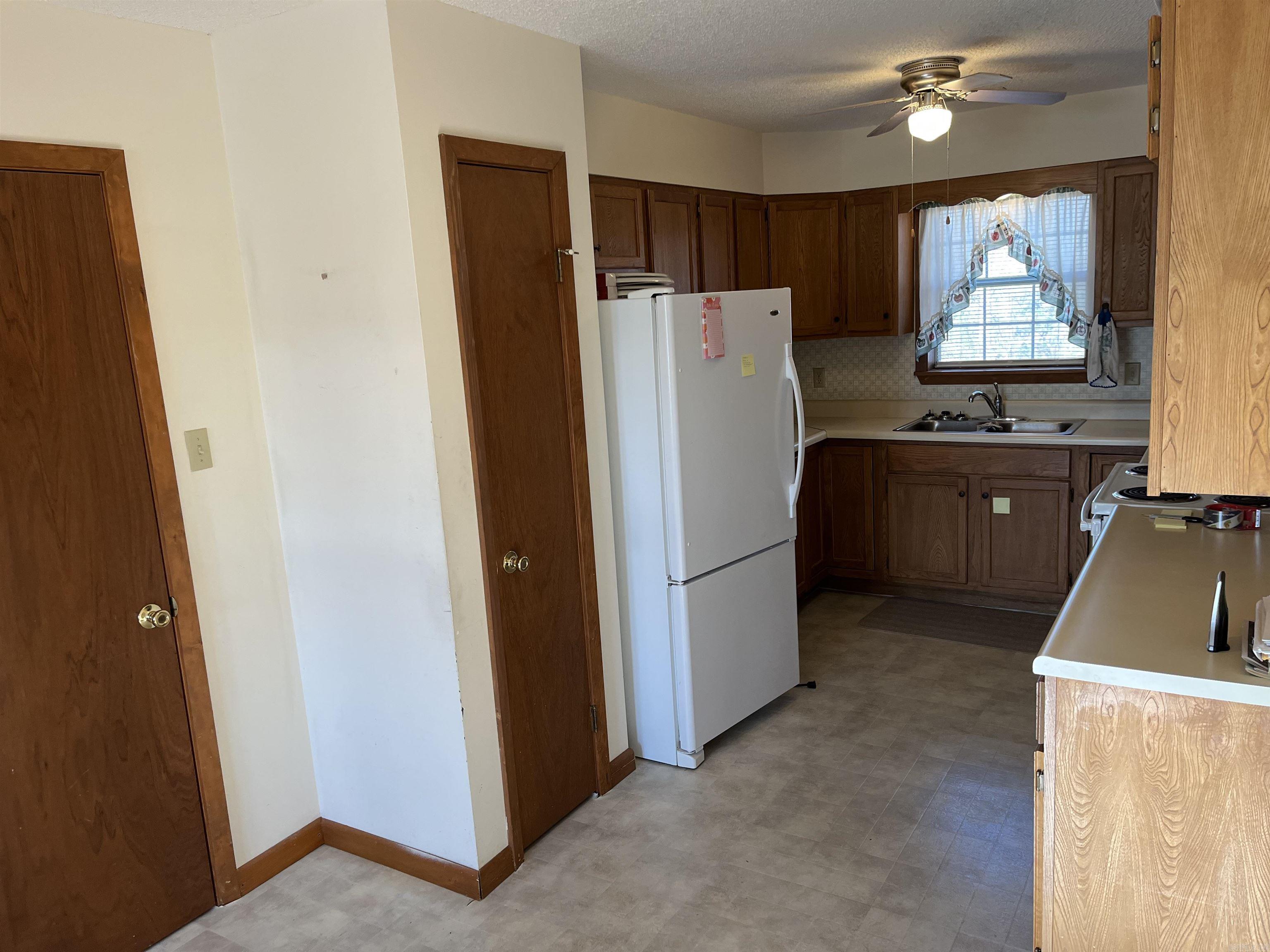908  Park  Mountain View, AR