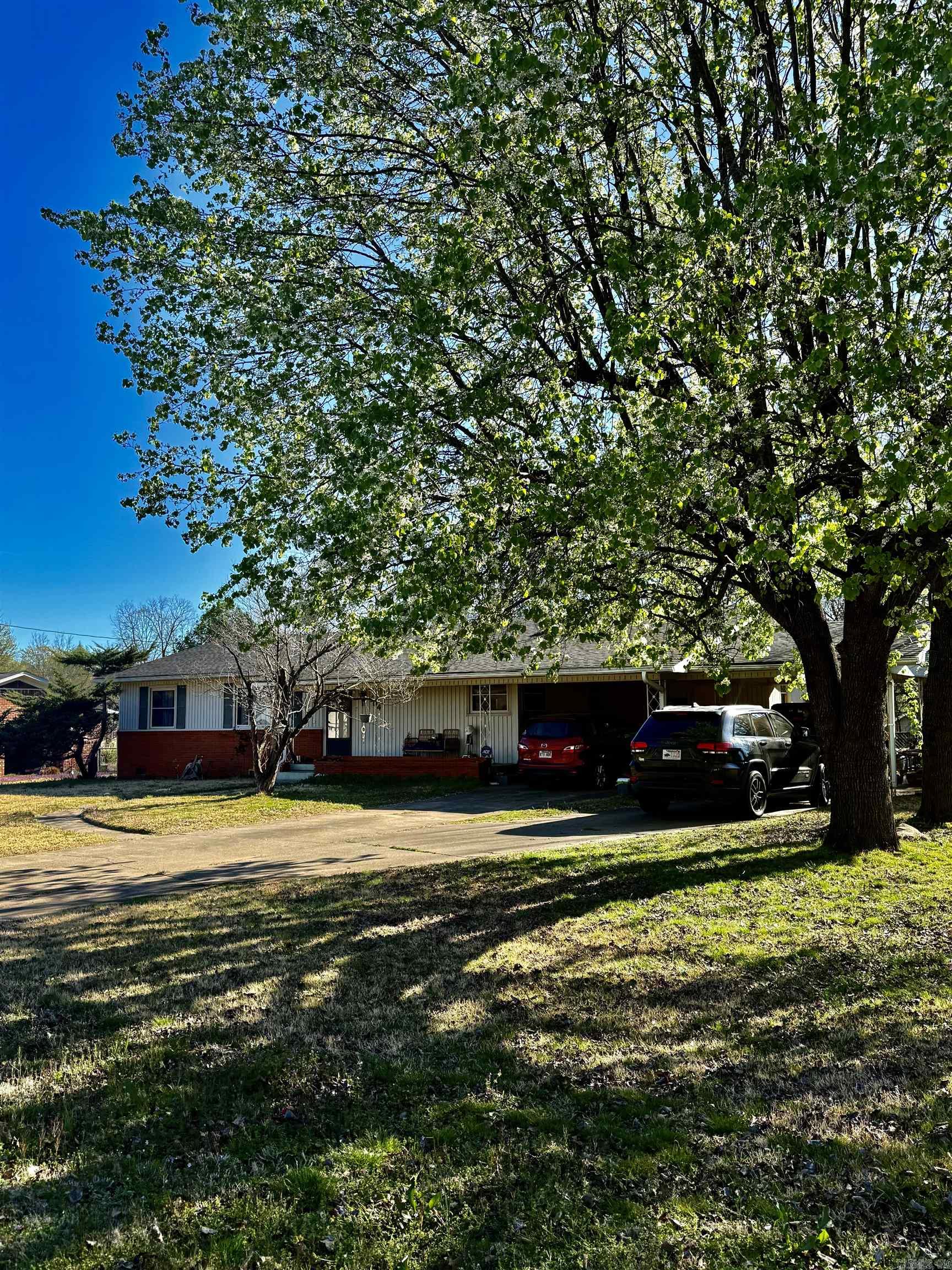 504 N Montgomery  Clarksville, AR