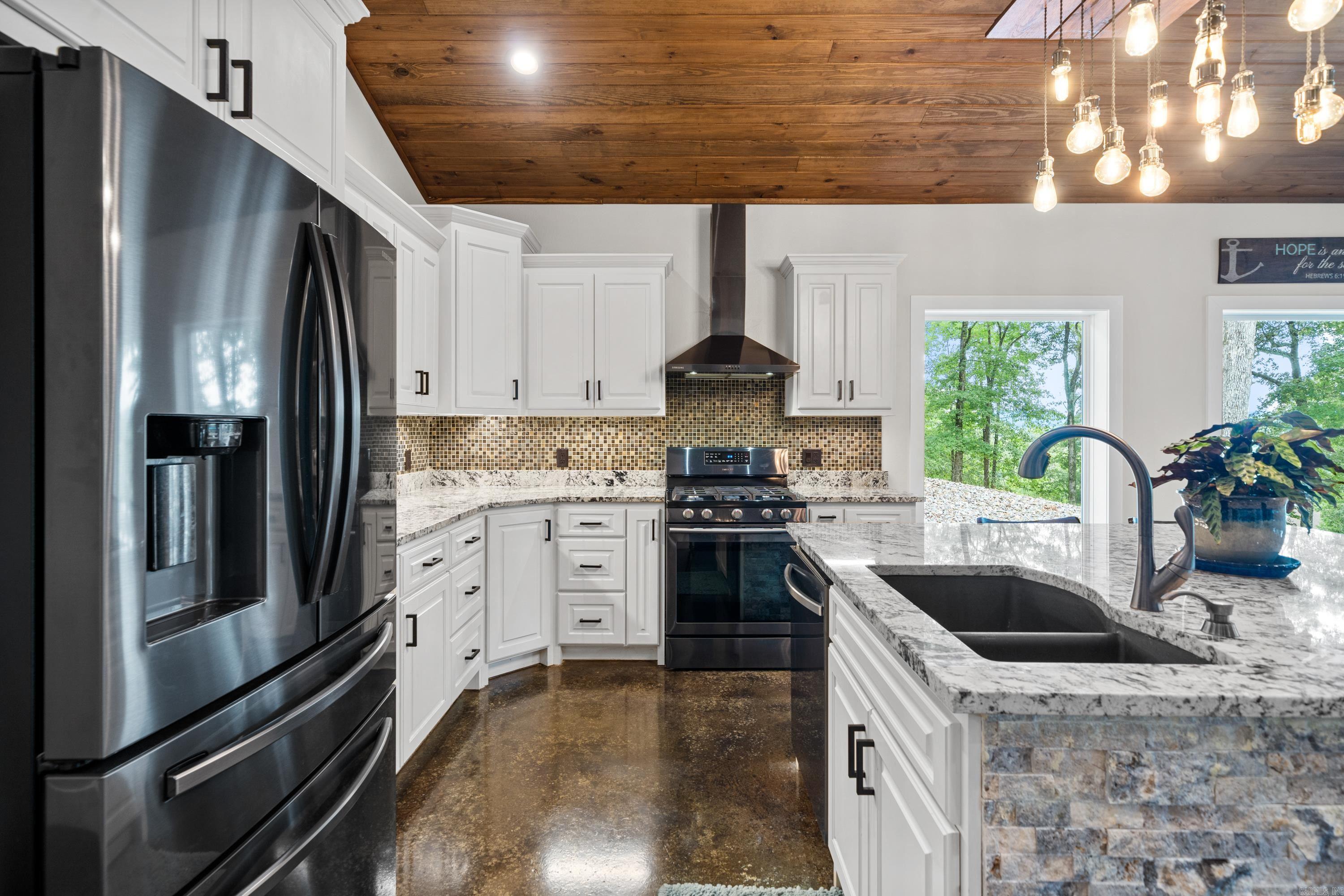 329  Woodview  Royal, AR