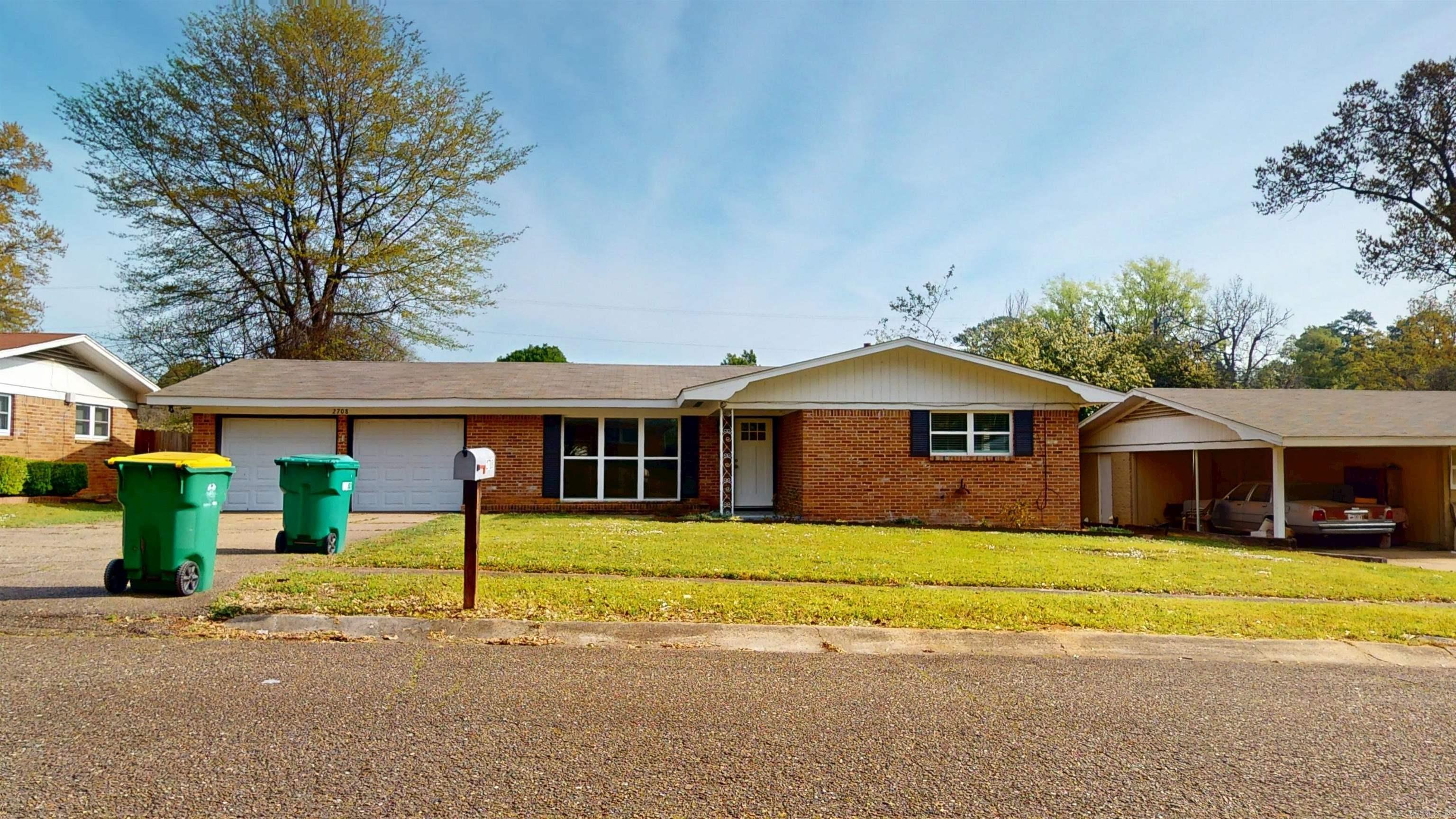 2708  Weaver Pl.  Texarkana, TX