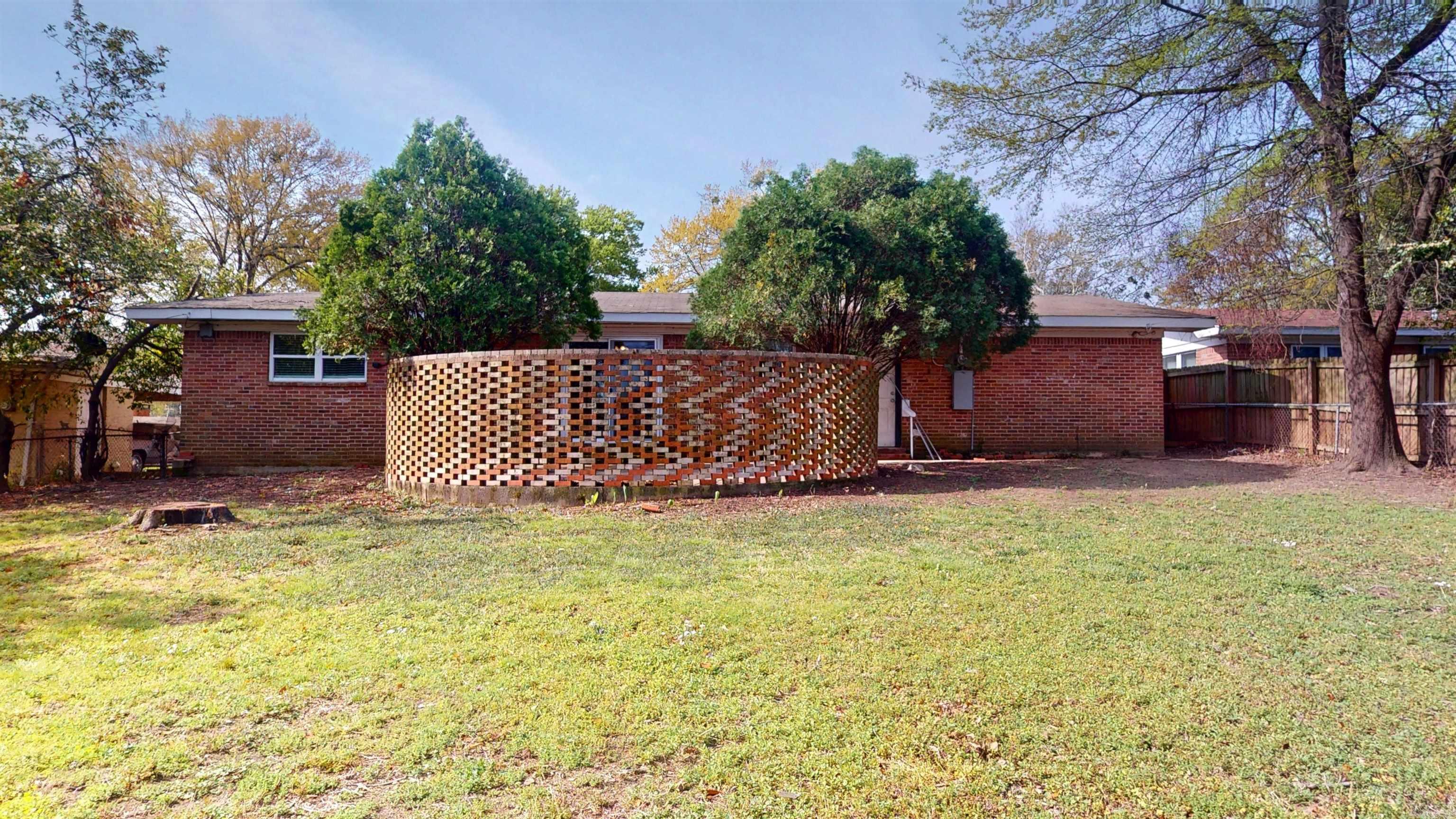 2708  Weaver Pl.  Texarkana, TX
