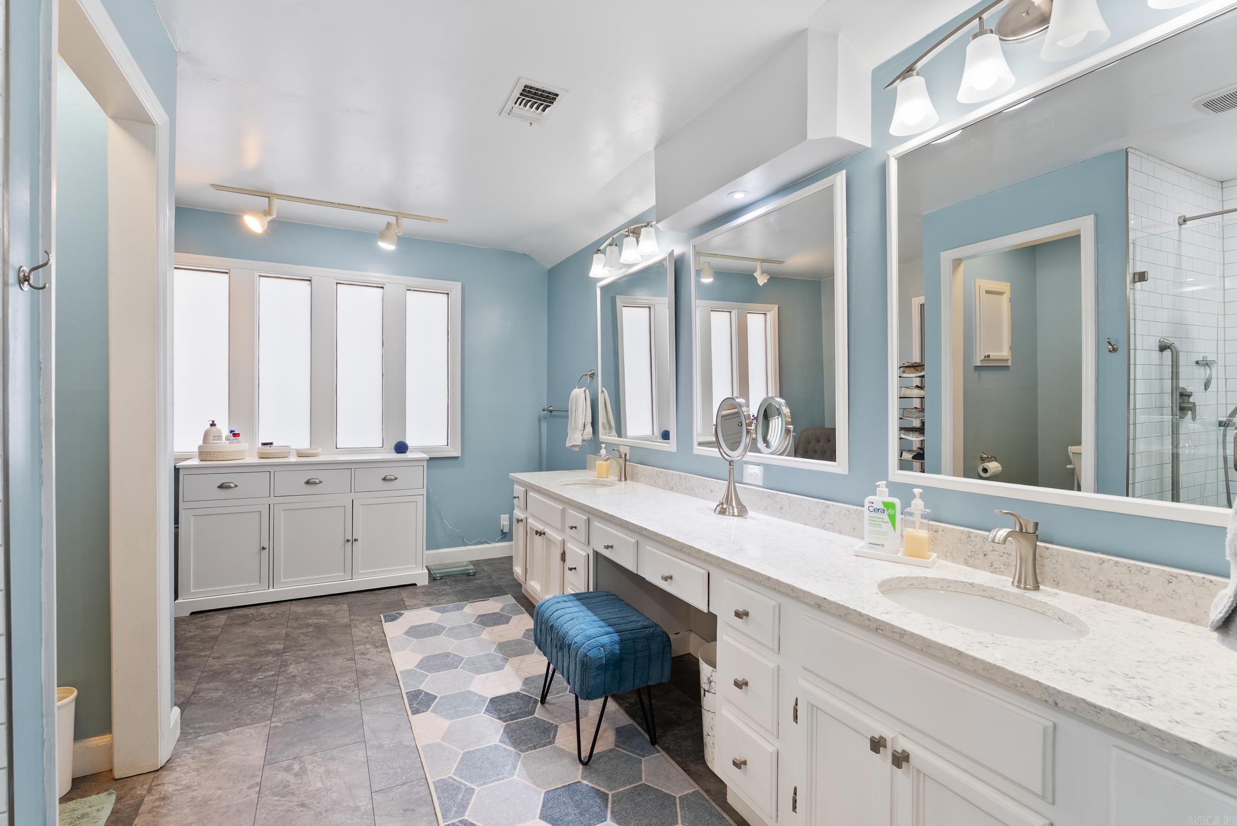 23  Hogan  Maumelle, AR