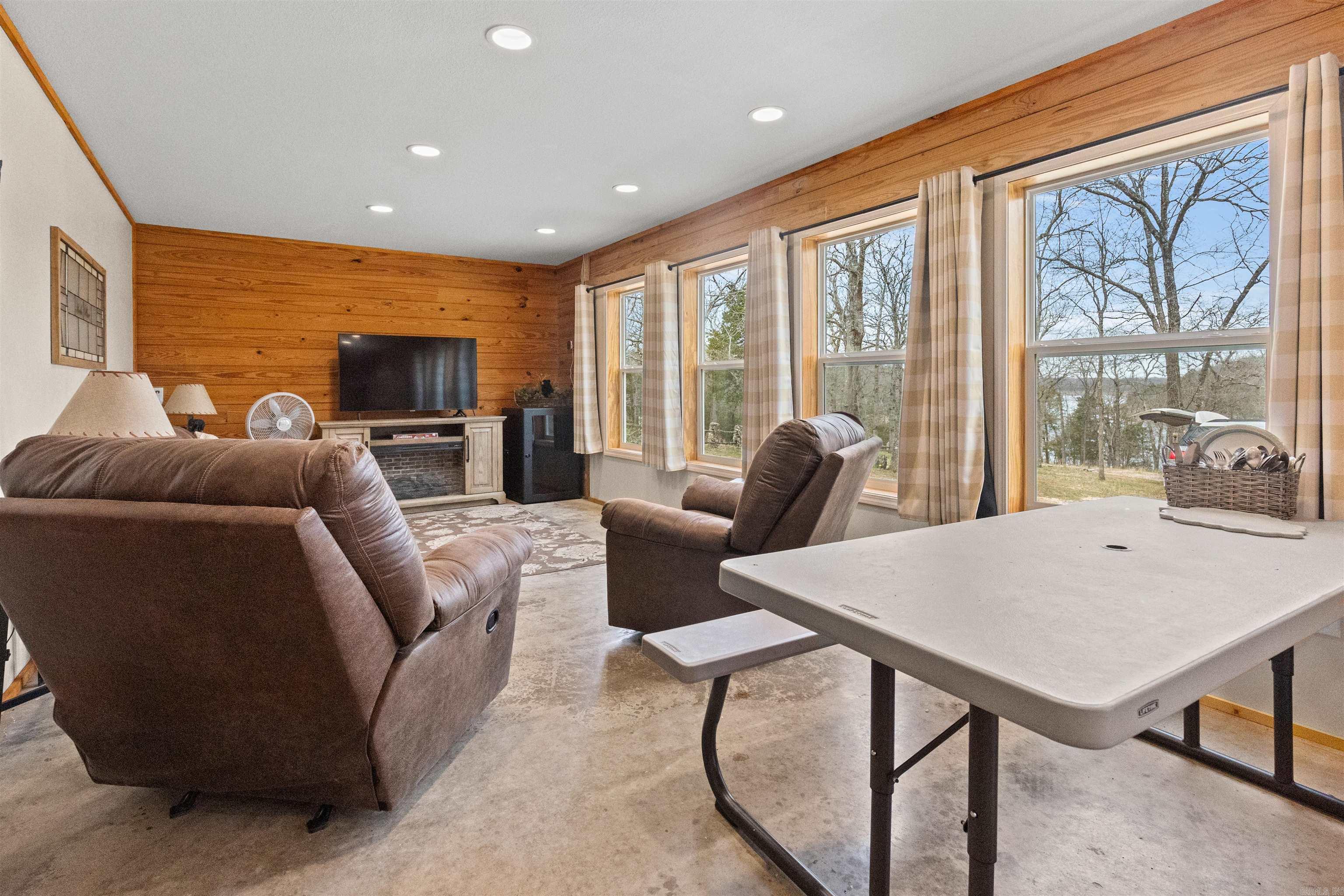 381 Alabaster Lane Yellville, AR 72687