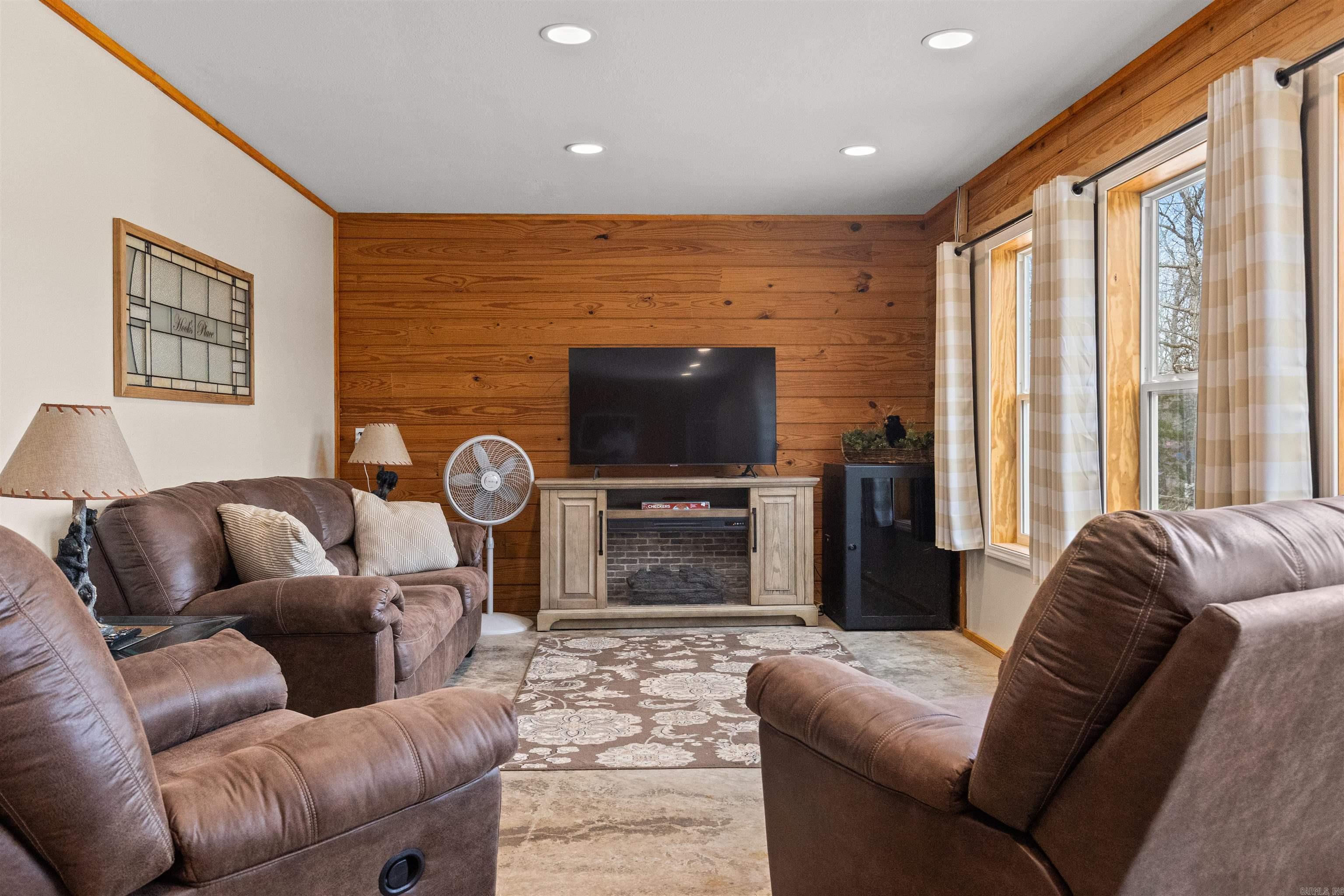 381 Alabaster Lane Yellville, AR 72687