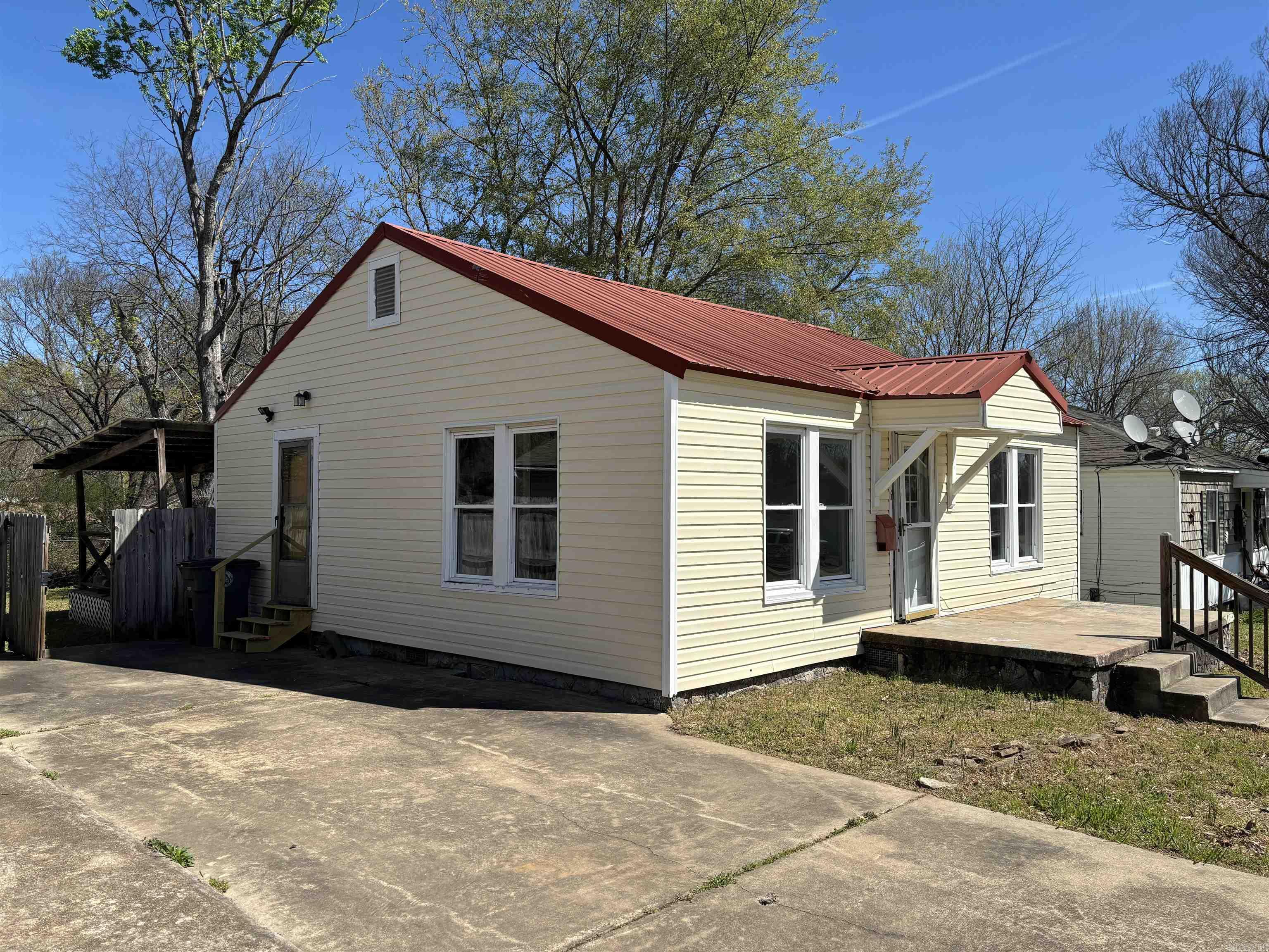 1206 W Race  Searcy, AR