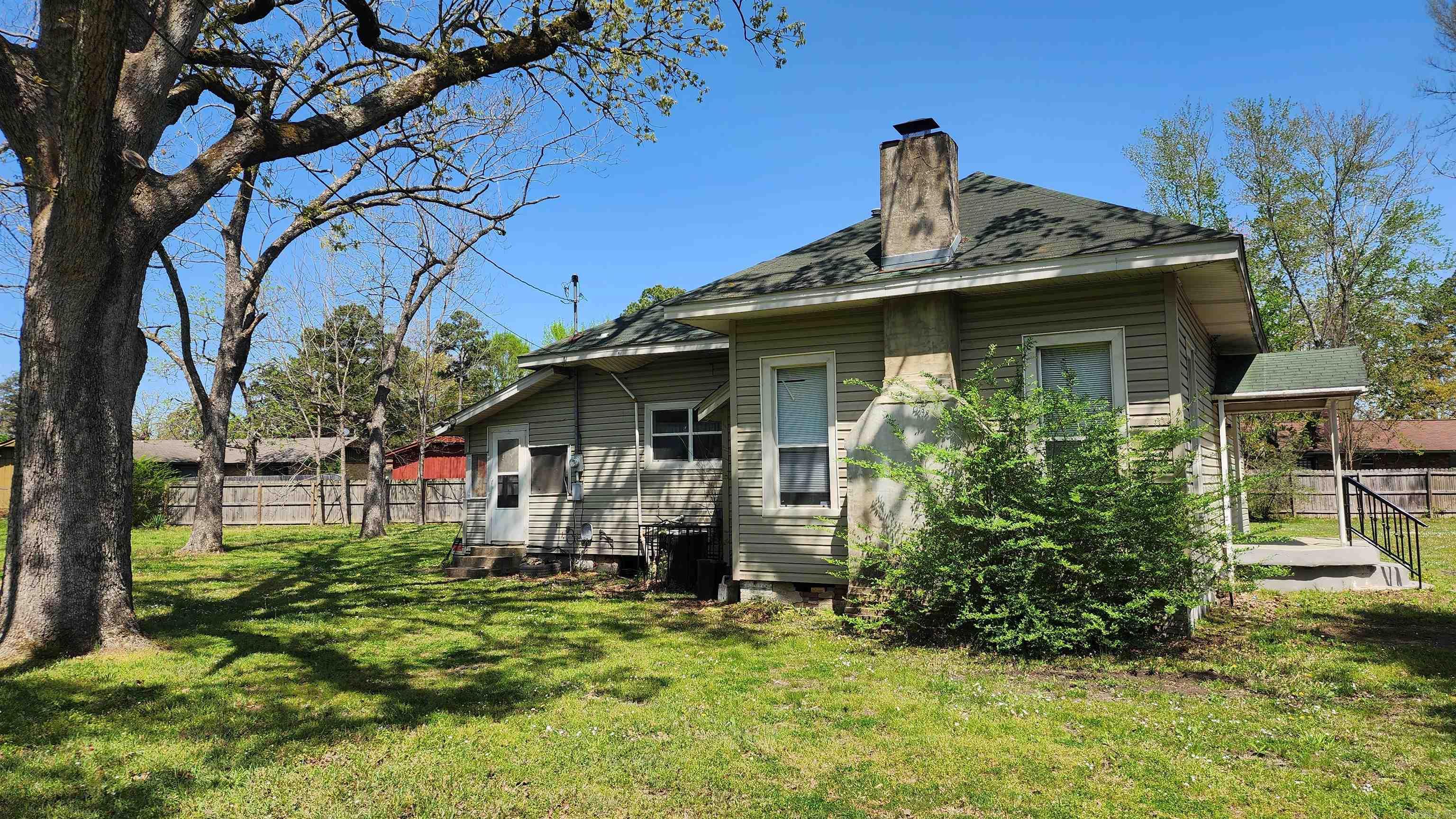 3602  Old Warren  Pine Bluff, AR