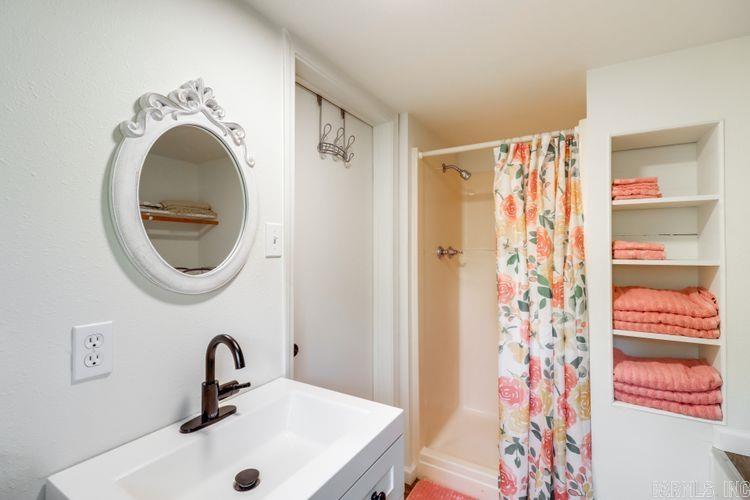 805  Oak  Mountain View, AR