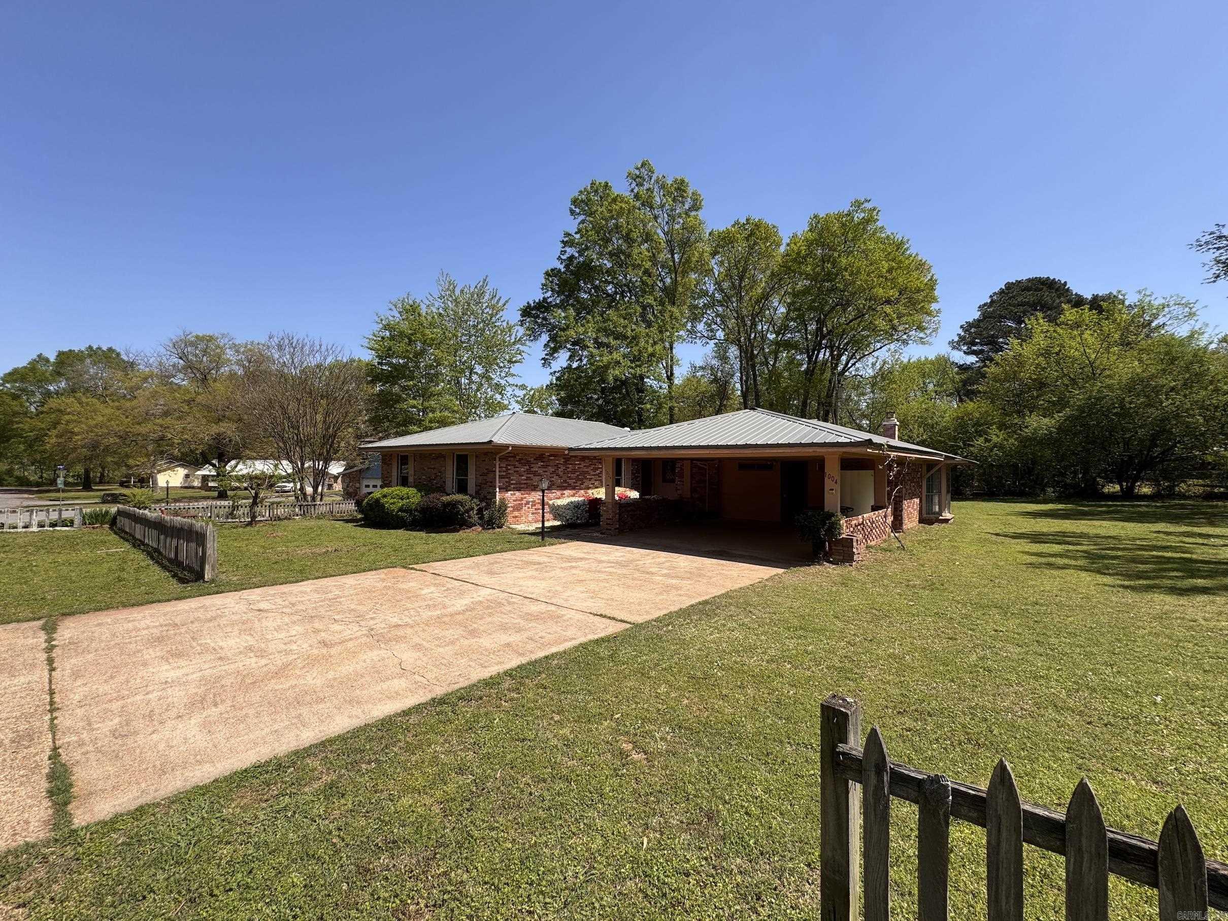 1004  Cedar  Searcy, AR