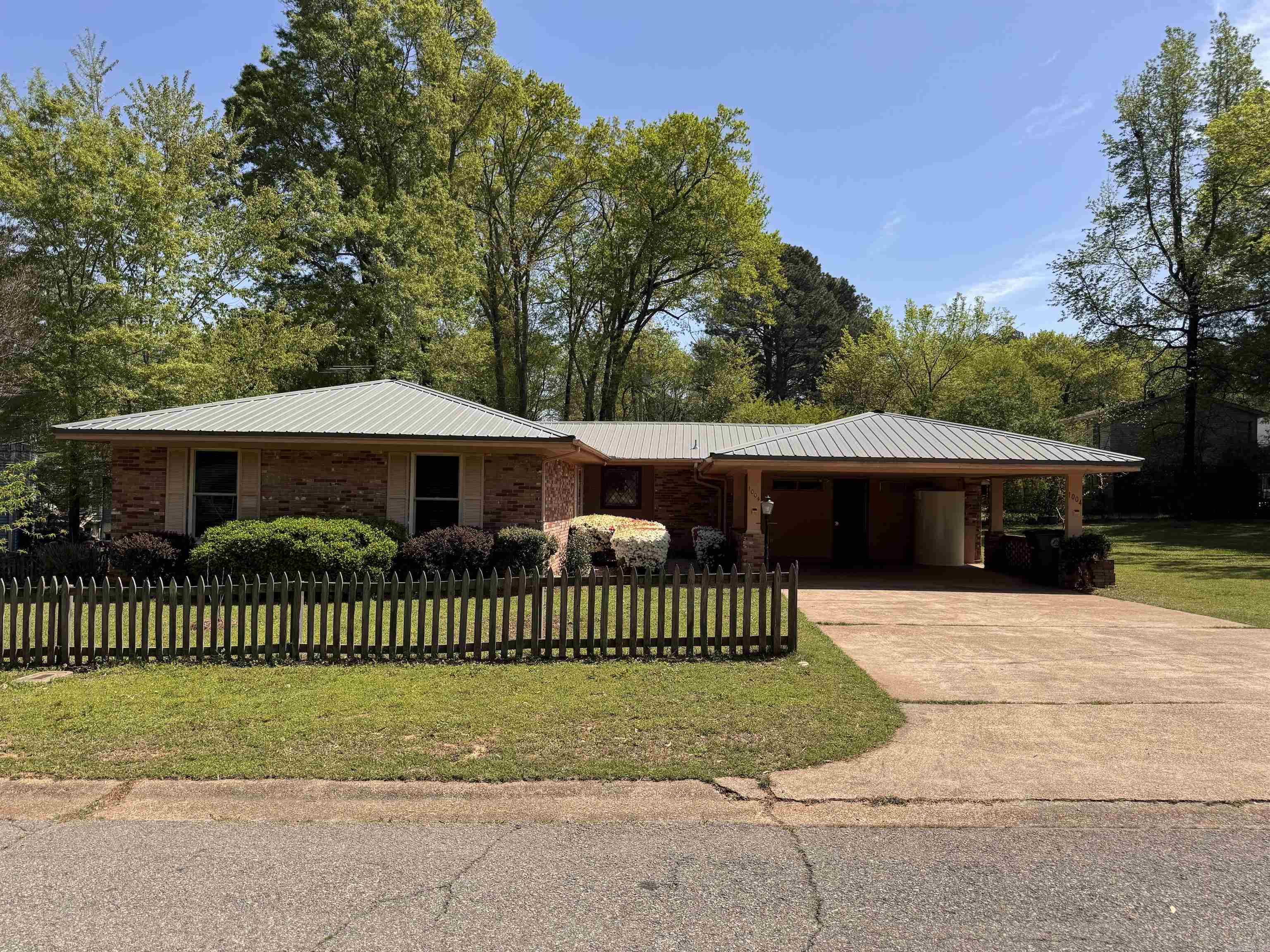 1004  Cedar  Searcy, AR