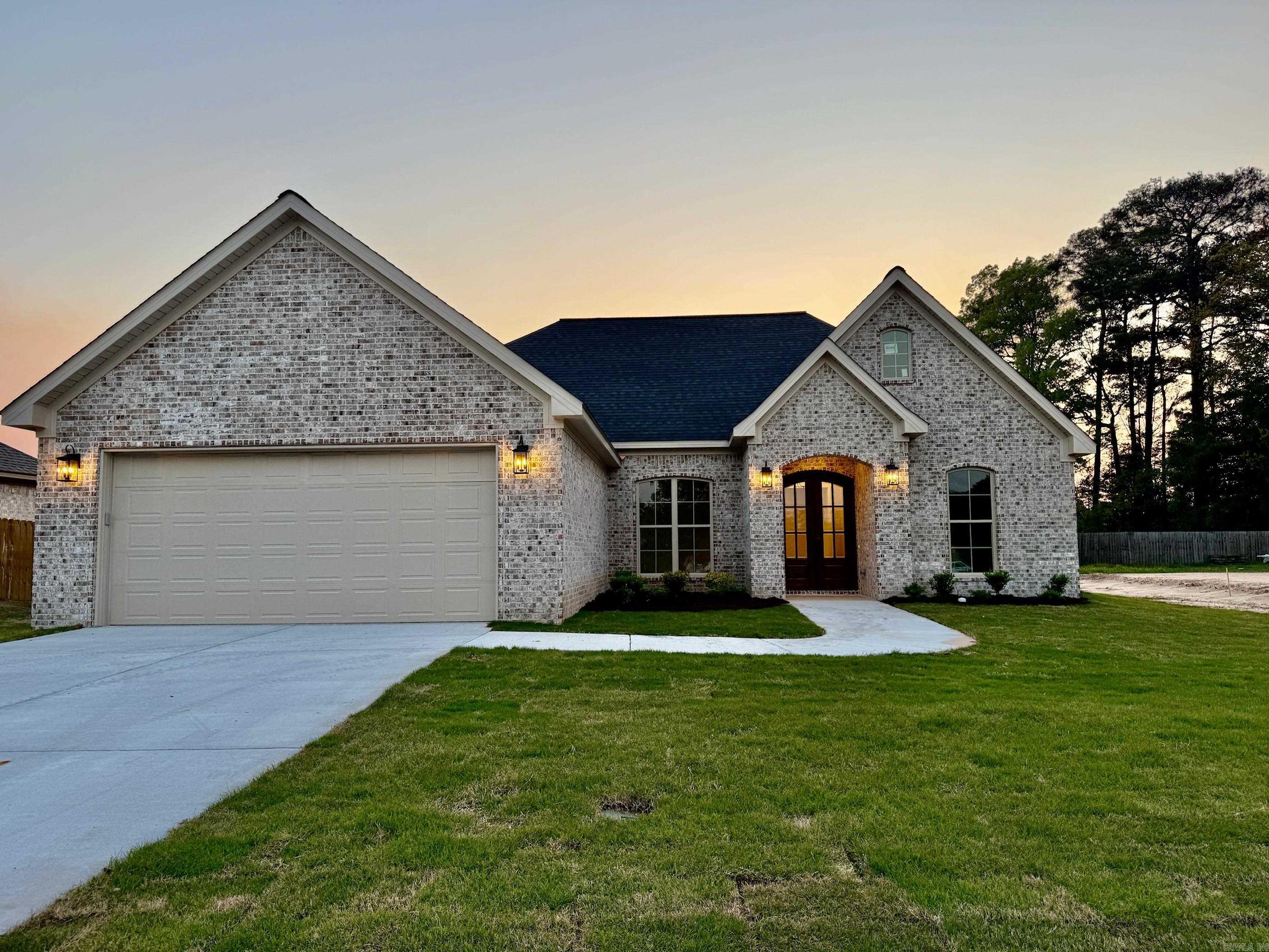 604  TWELVE OAKS  White Hall, AR