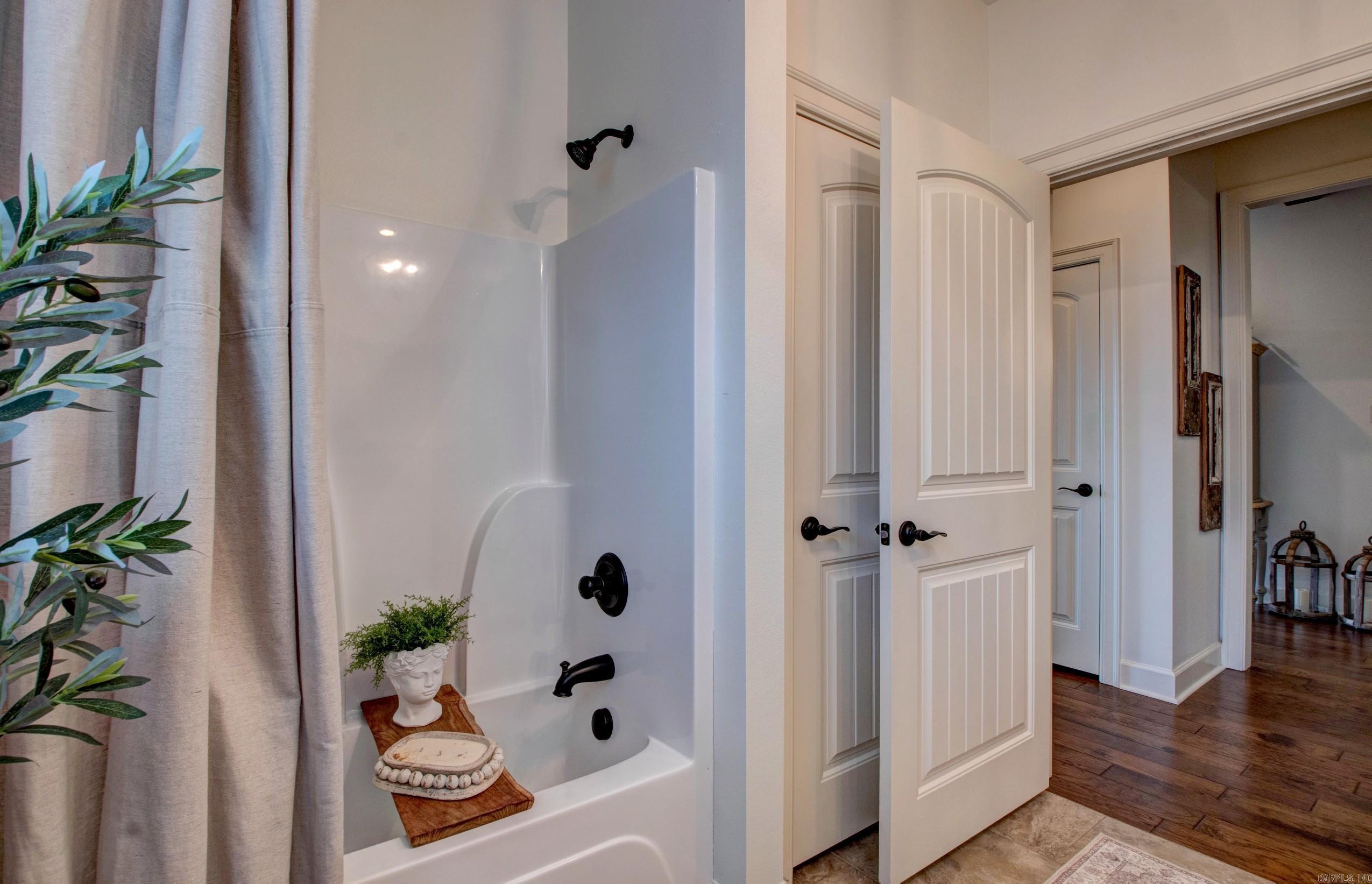 2136  Avondale  Benton, AR