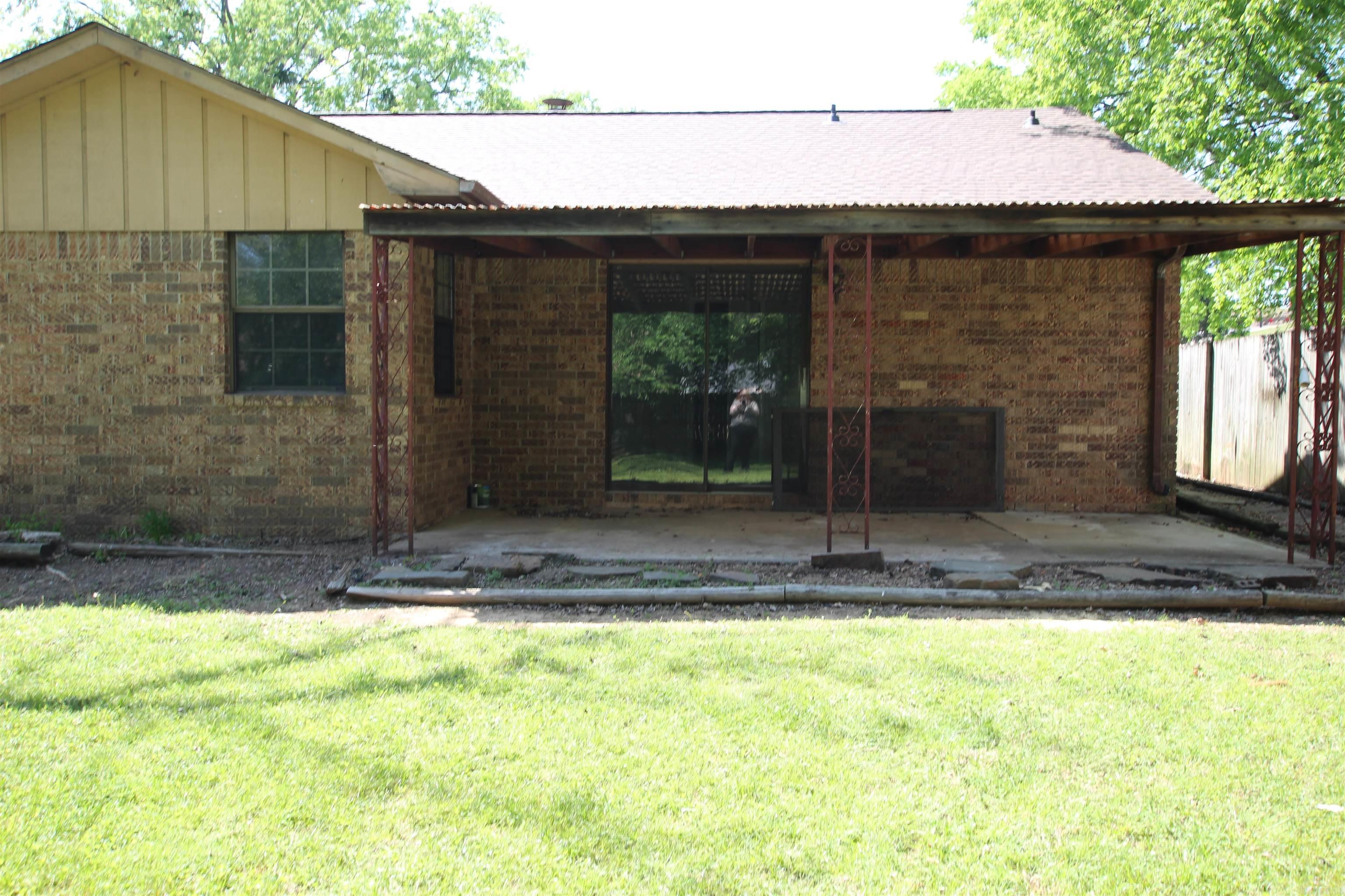 1514 N Jackson  Russellville, AR